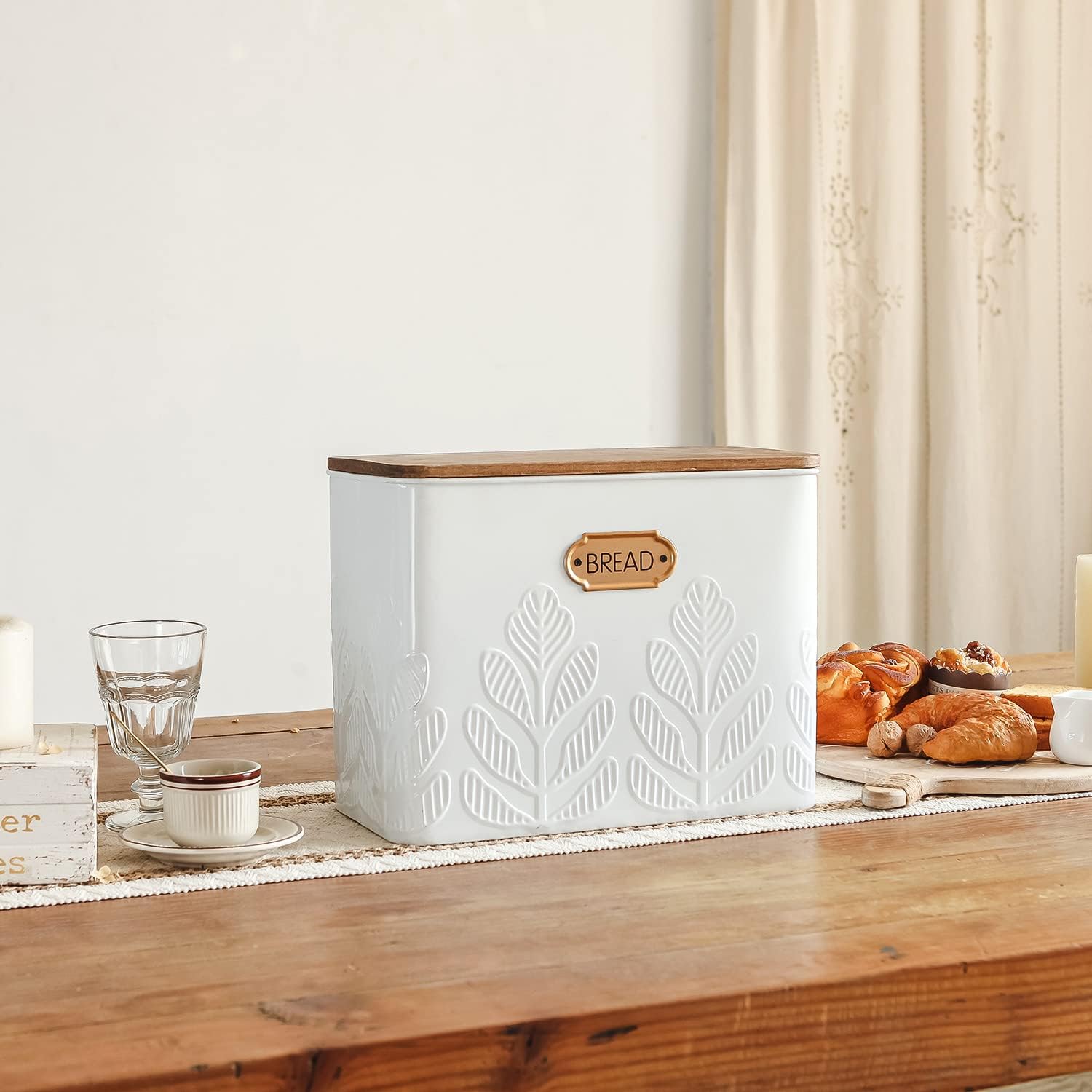 NIKKY HOME Caja de pan blanca extragrande que ahorra espacio con tapa de madera, capacidad para 2 panes, contenedor vertical para almacenamiento de