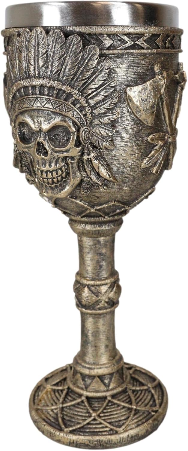 Ebros Gift Cráneo jefe tribal indio nativo americano con tocado de cucaracha y doble hacha cruzada copa de vino copa de vidrio de cáliz Osario
