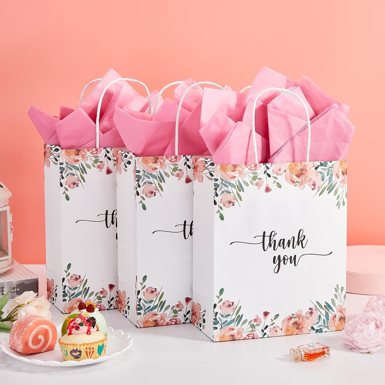 Paquete de 50 bolsas de regalo de papel de agradecimiento blancas y florales de primavera medianas con asas de 10 x 8 x 4 pulgadas y papel de seda