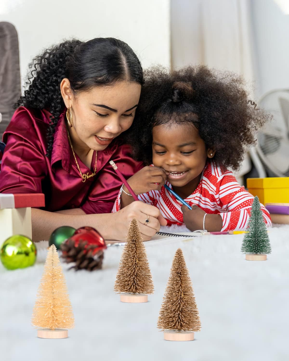 DDHS 24 mini árboles de Navidad artificiales, cepillo mejorado para botellas de 4 colores, árbol de Navidad con base de madera, sisal esmerilado