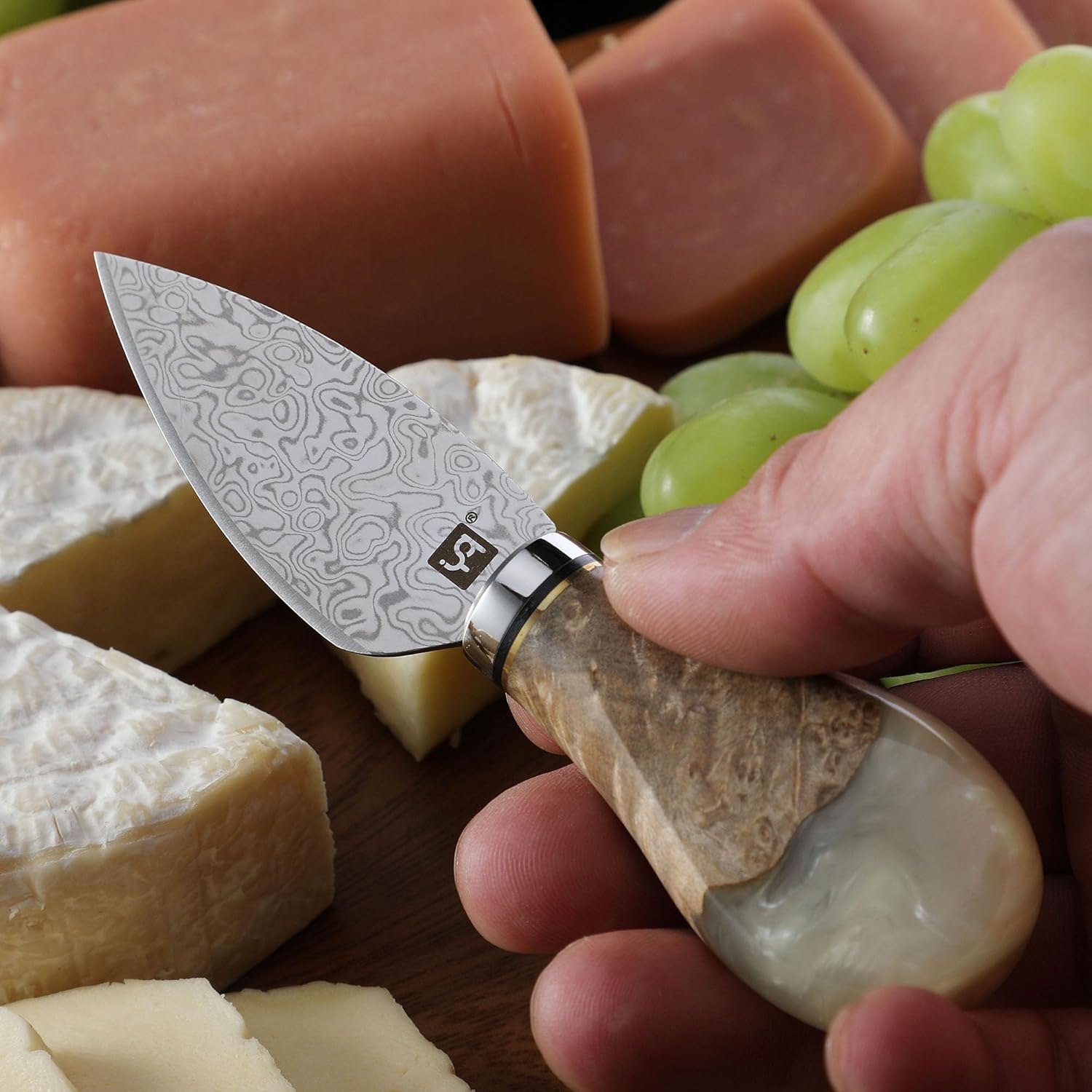 Cuchillo de queso de acero de Damasco para tablas de embutidos, cortador de queso para quesos suaves y duros desmenuzables, resina blanca y mango de