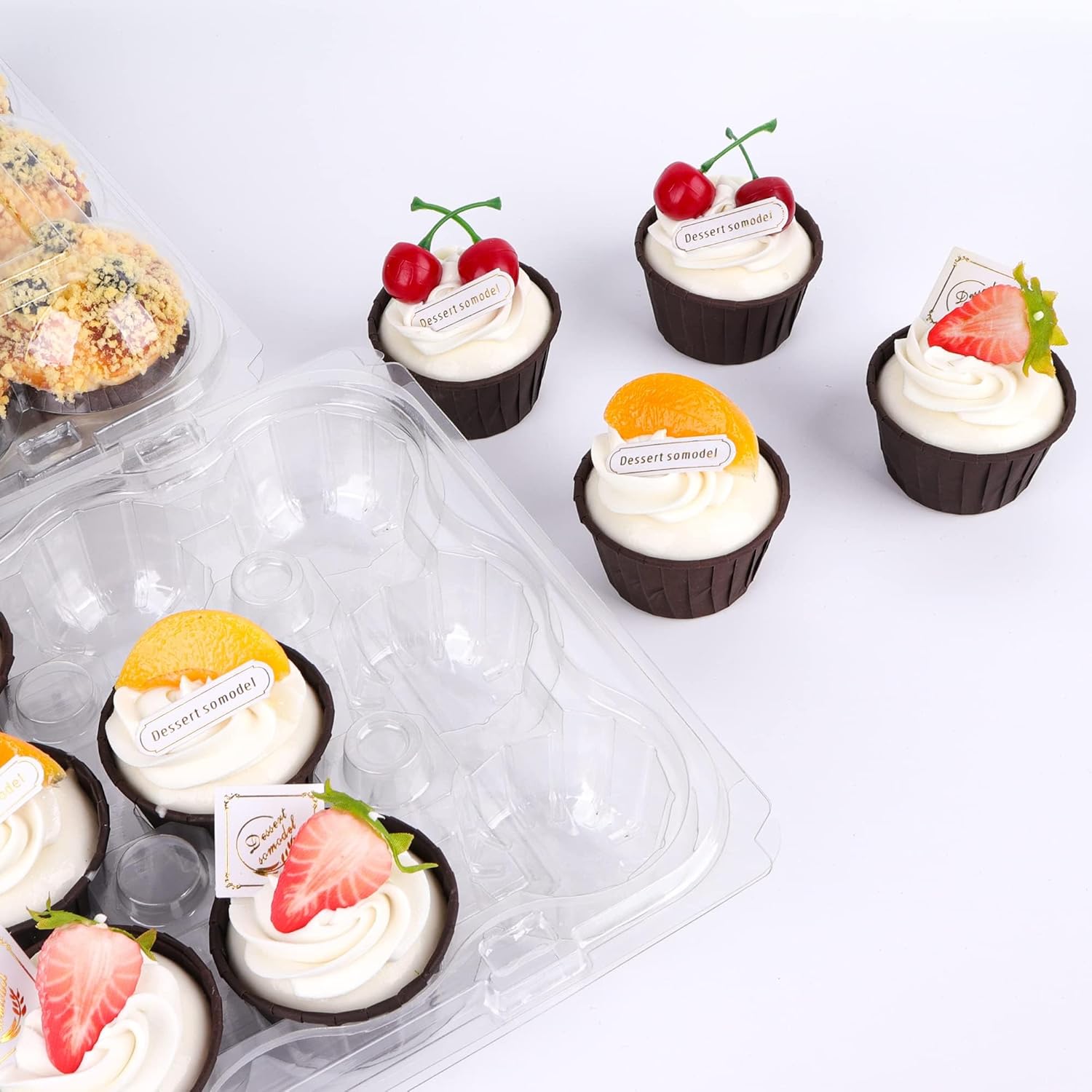 AUKUS (12 paquetes de 12 juegos de recipientes para cupcakes, soportes para cupcakes, cúpula profunda, desechables transparentes con 150 forros para