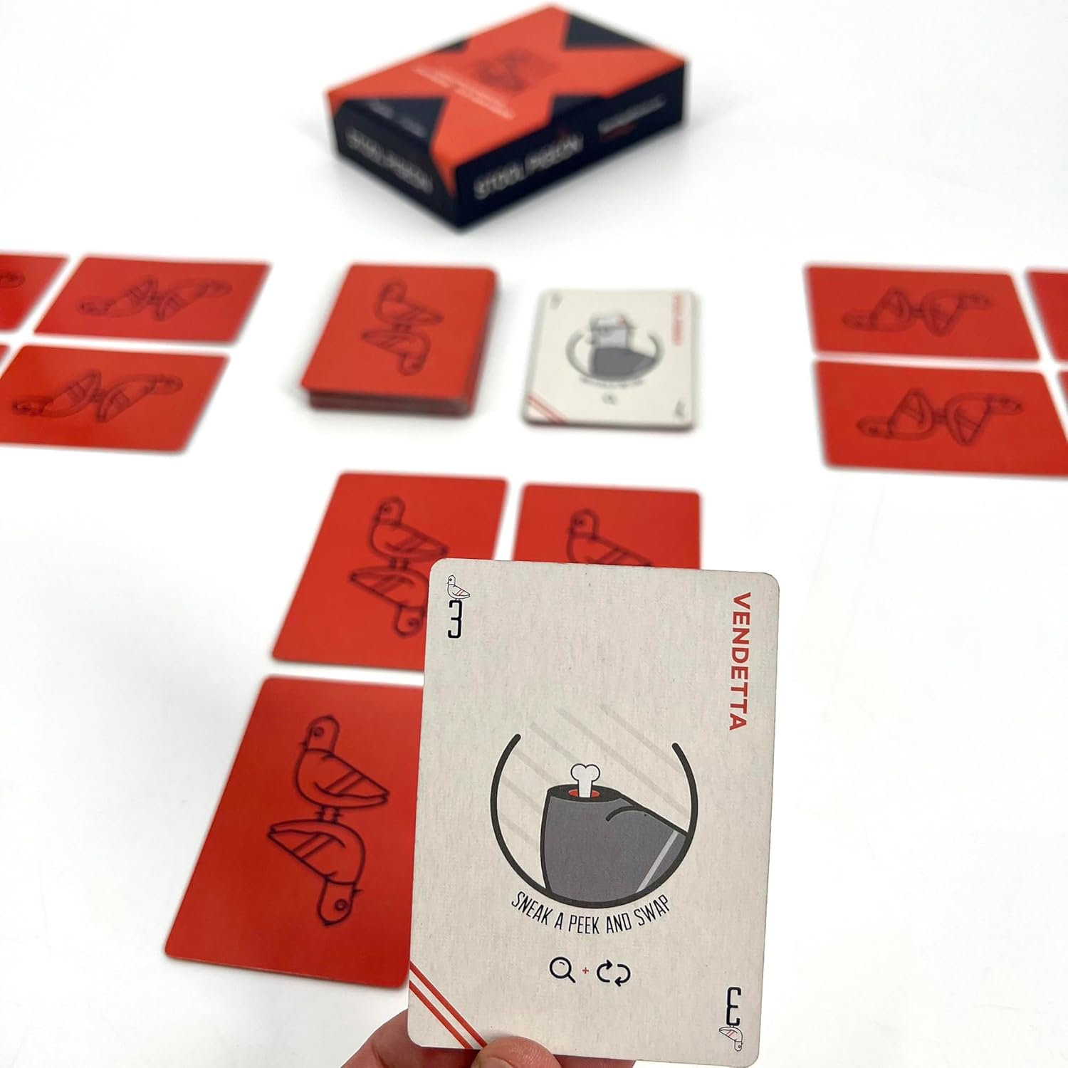 Stool Pigeon – Juego de cartas de mafia táctica rápida que jugarás durante horas. Fácil de enseñar, divertido para todos, a partir de 8 años, 2-6