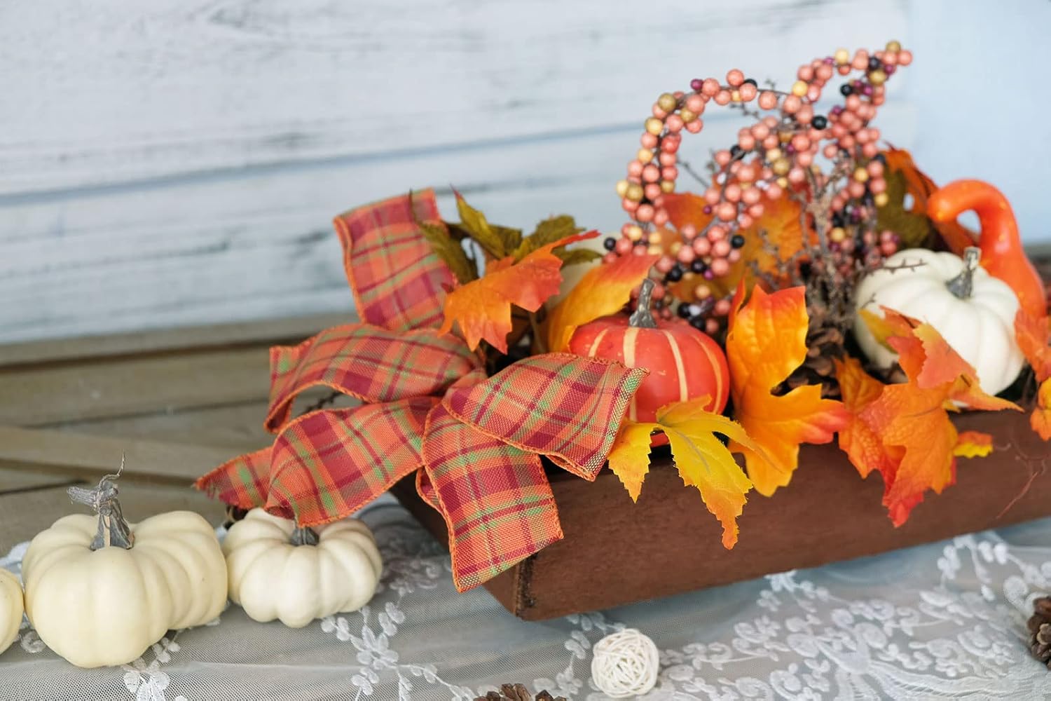 Centro de mesa de madera con calabaza artificial, conos de pino, hojas de arce, bayas rojas para decoración de otoño y otoño, decoración de mesa de