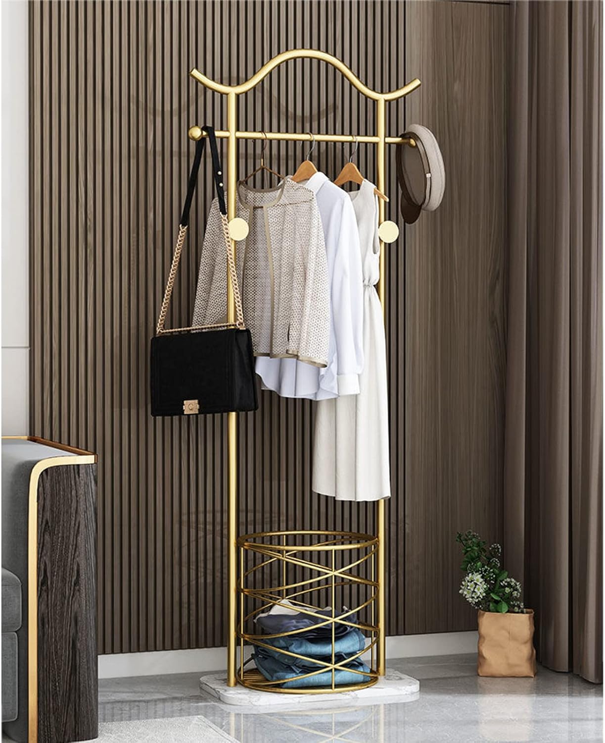 Perchero dorado con cesta de almacenamiento, base de mármol resistente y estable, soporte de exhibición de tienda de ropa para organización y ropa