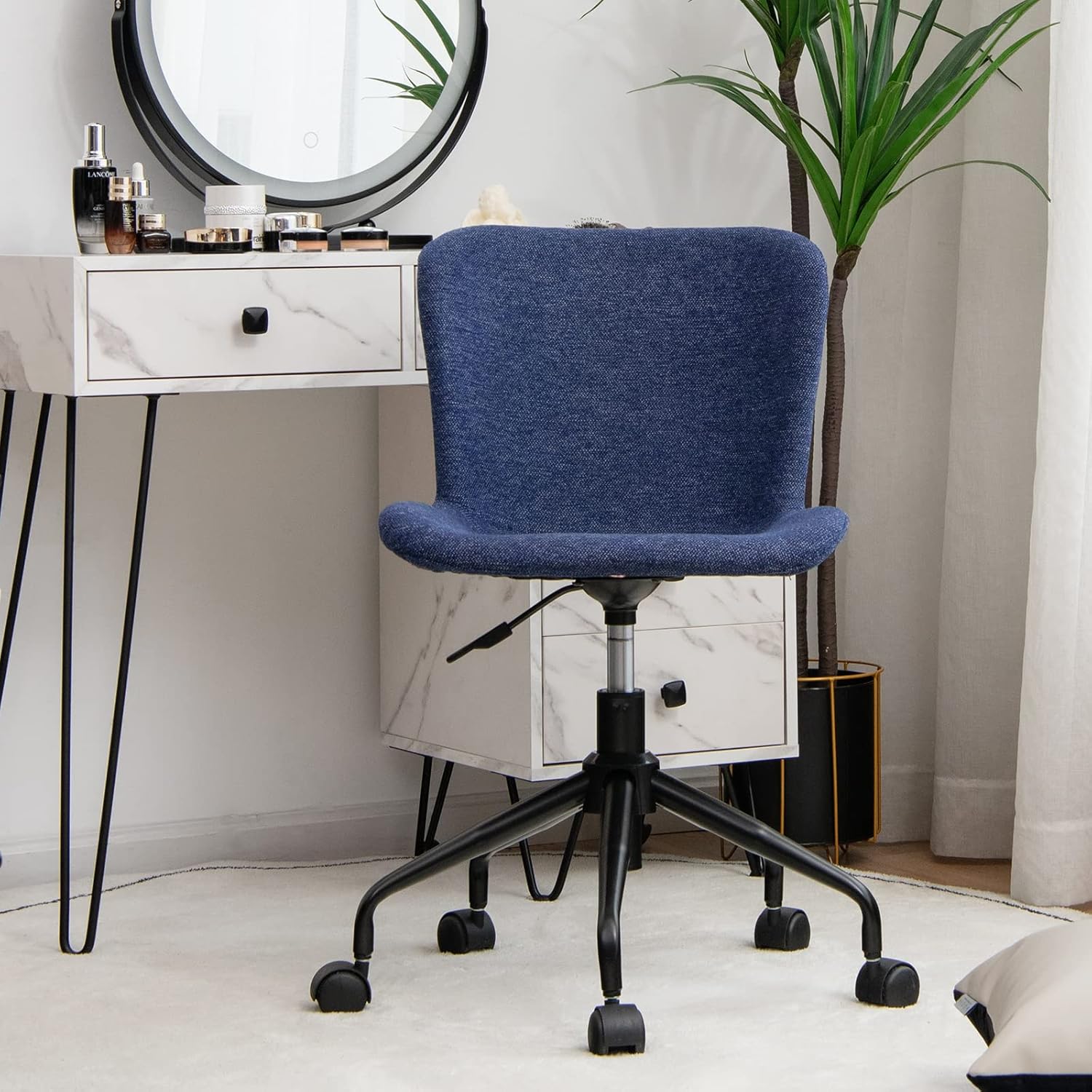 Giantex Silla de oficina en casa con ruedas, silla giratoria de computadora con respaldo medio, silla de ocio de lino ajustable para sala de estar,