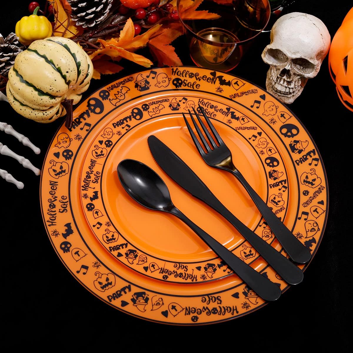 Hioasis 150 platos de plástico de Halloween y platos de plástico naranja con patrón de Halloween negro para 25 invitados, cubiertos de plástico