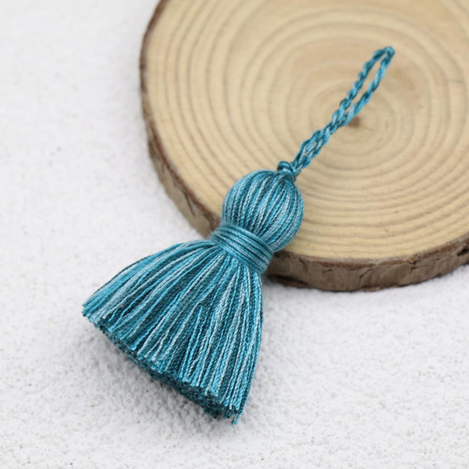 amokk Borlas pequeñas gruesas para marcapáginas con lazo para colgar, lindas borlas para manualidades, fabricación de joyas, 2.9 pulgadas, 24 piezas