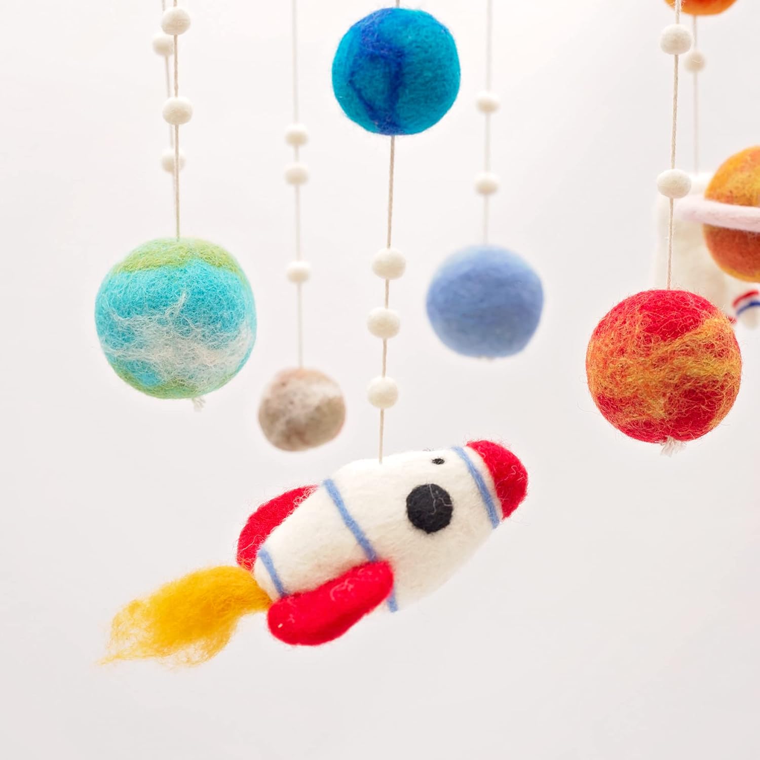 Glaciart One Space Nursery Fieltro Móvil  Decoración colorida para cuna, habitaciones de bebé, hecho a mano, madera segura para niños, fieltro de