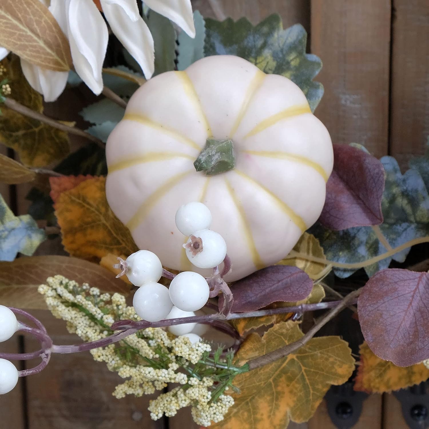 idyllic Calabazas artificiales de 20 pulgadas con girasoles blancos con hojas verdes y amarillas, corona de flores para puerta delantera, pared