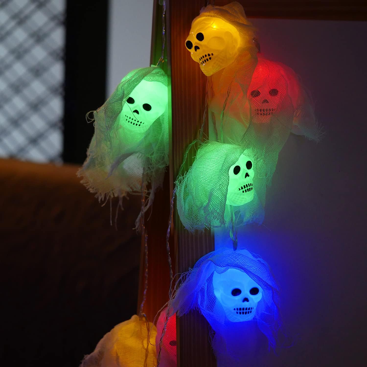 TORCHSTAR Luces de calavera de Halloween, 10 luces LED de gasa blanca para interiores y exteriores, decoración de fiestas de vacaciones, funciona