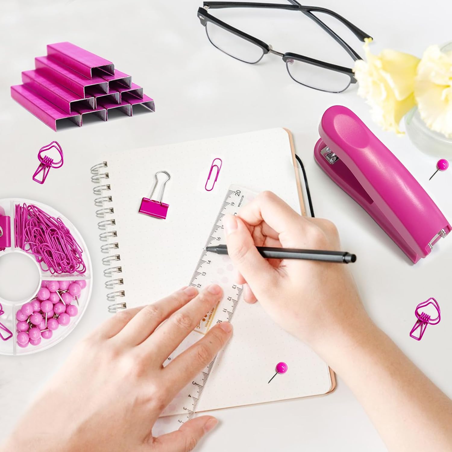 UPIHO – Suministros de oficina rosa intenso, accesorios de escritorio rosa intenso, juego de grapadora y dispensador de cinta para mujeres con