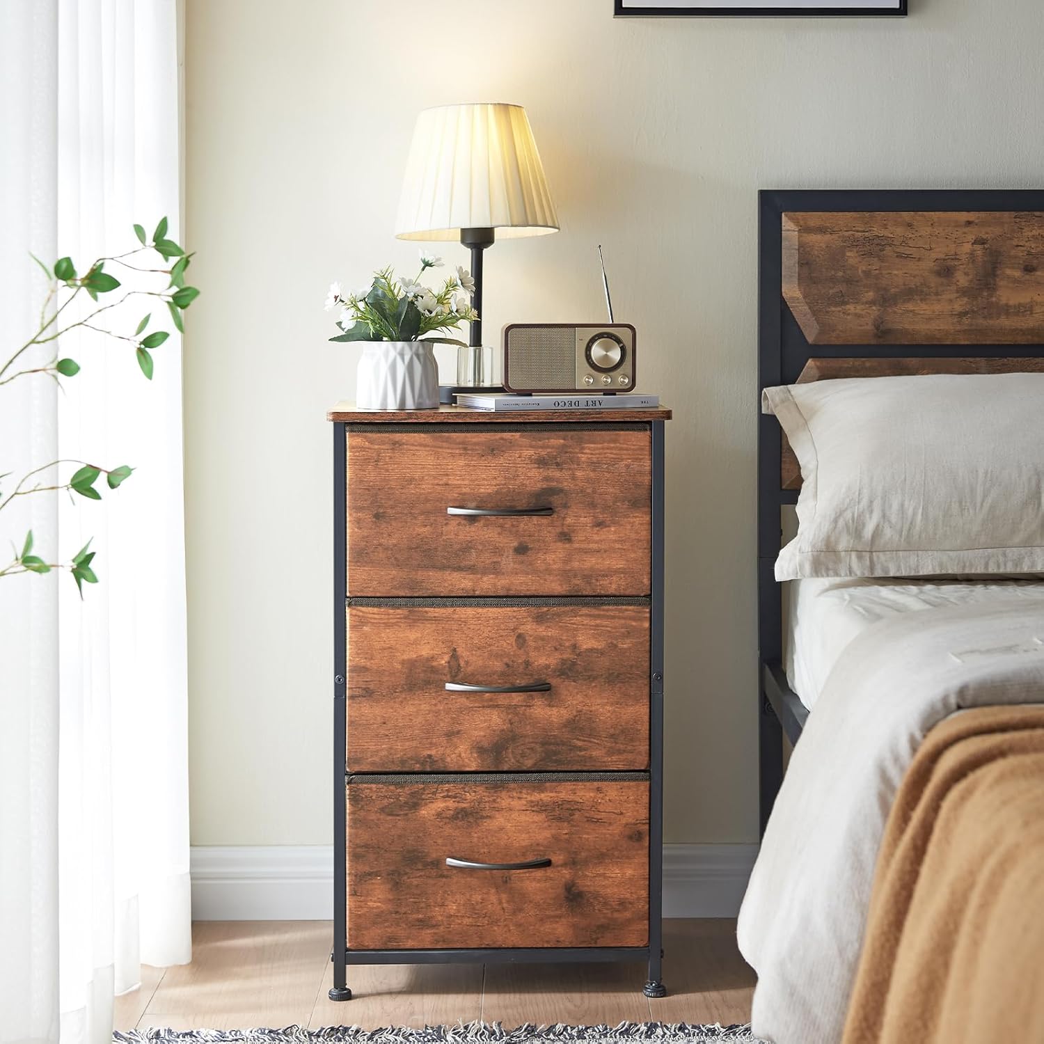Somdot Mesita de noche, cómoda de 3 cajones para dormitorio, mesita de noche, mesa auxiliar con contenedores de tela para dormitorio, guardería,