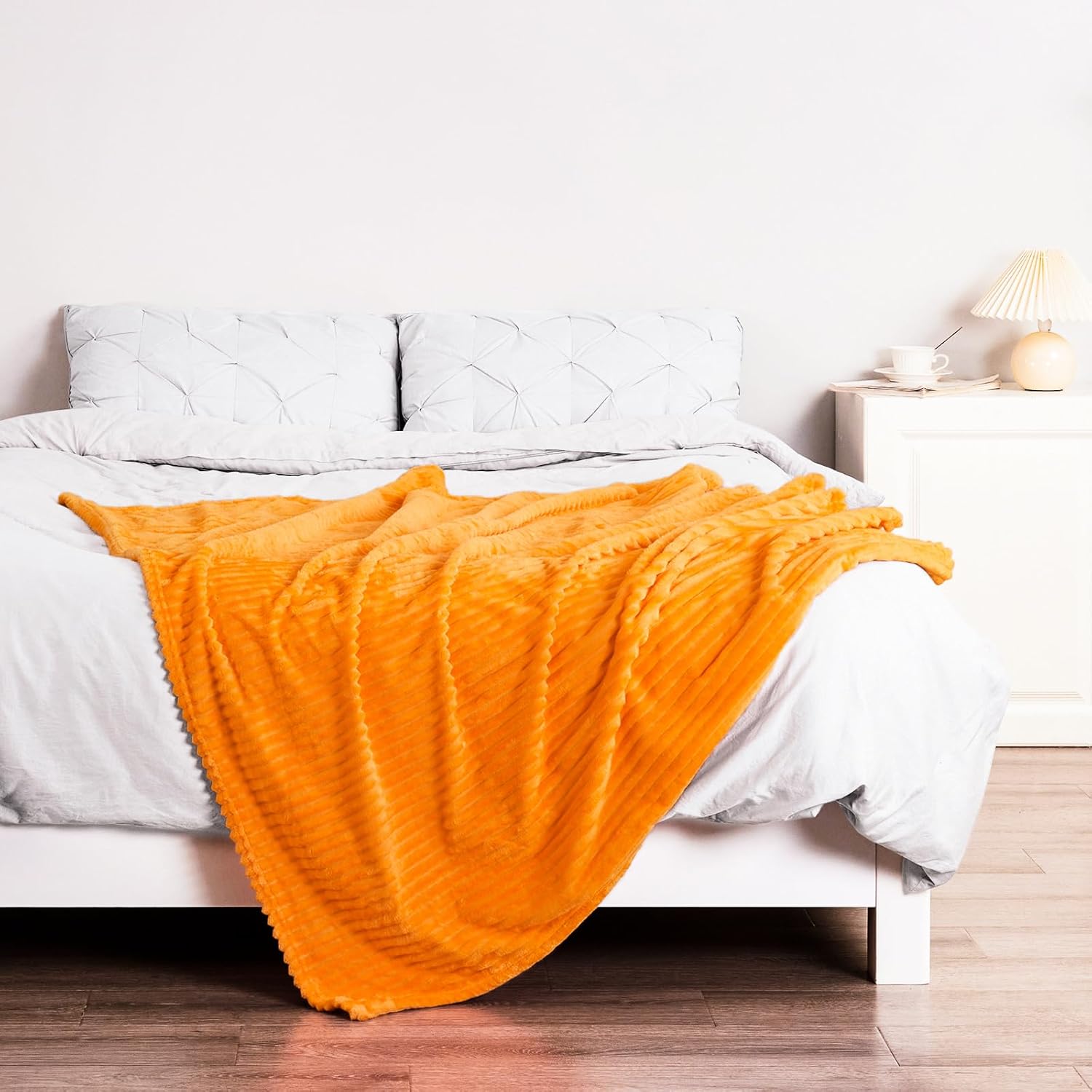 Bnuitland Manta de franela naranja claro con bolsa de almacenamiento, manta de sofá de 300 GSM súper suave con patrón de rayas para adultos y niños,