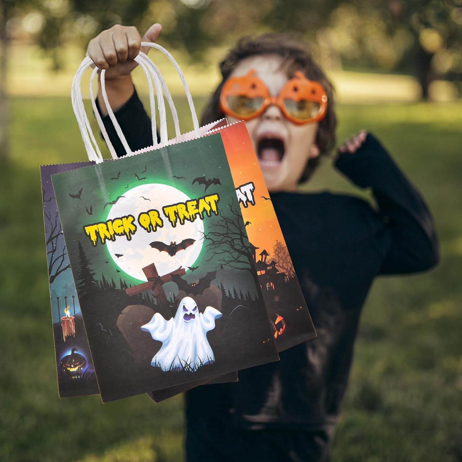OGLARING – 24 bolsas de papel de regalo de Halloween, pequeñas bolsas de dulces de Halloween con asa, bolsas a granel para dulces o trucos para