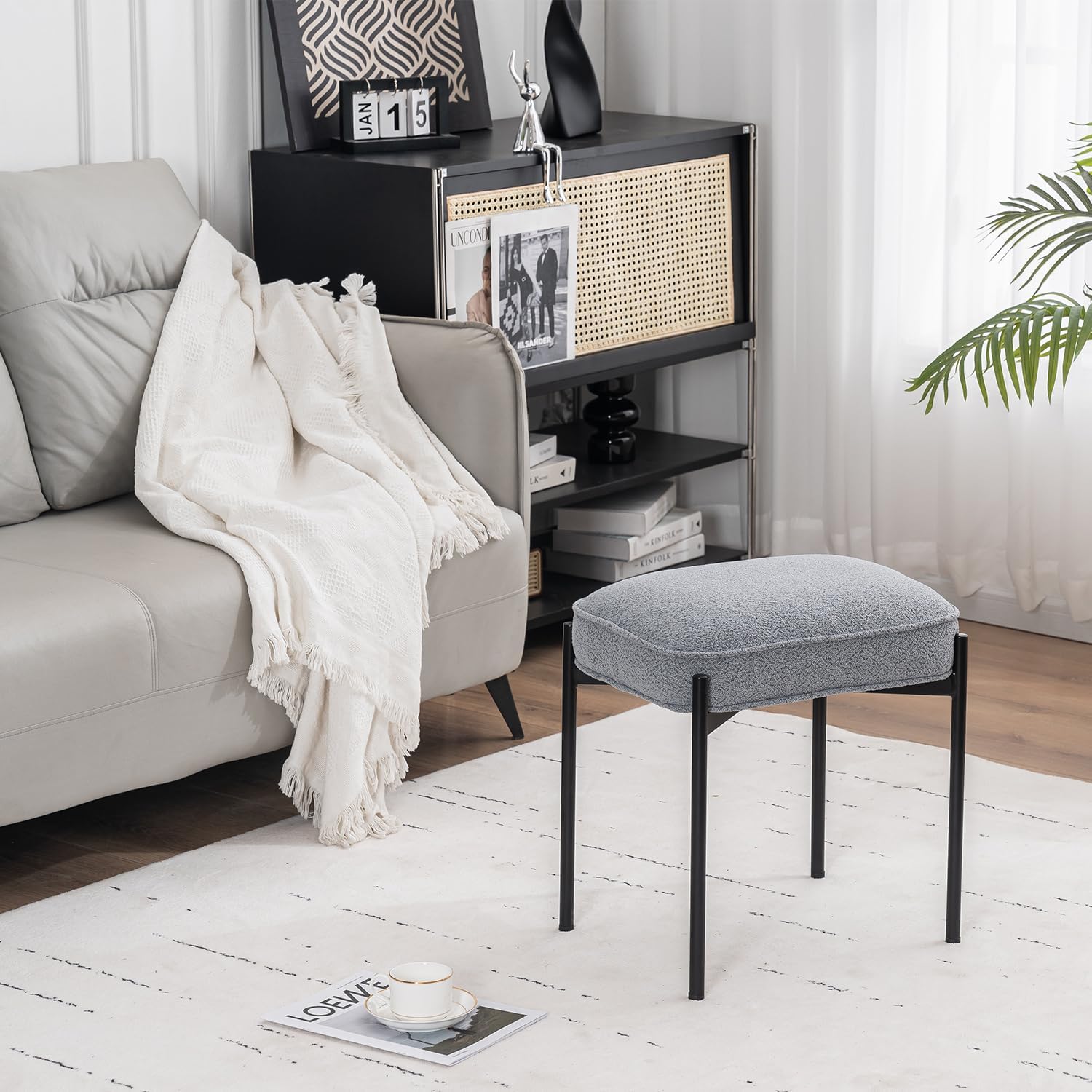 YOUNIKE Cómodo taburete otomano de terciopelo Boucle bohemio pequeño taburete capitonado tapizado para maquillaje con patas de metal, bonito banco