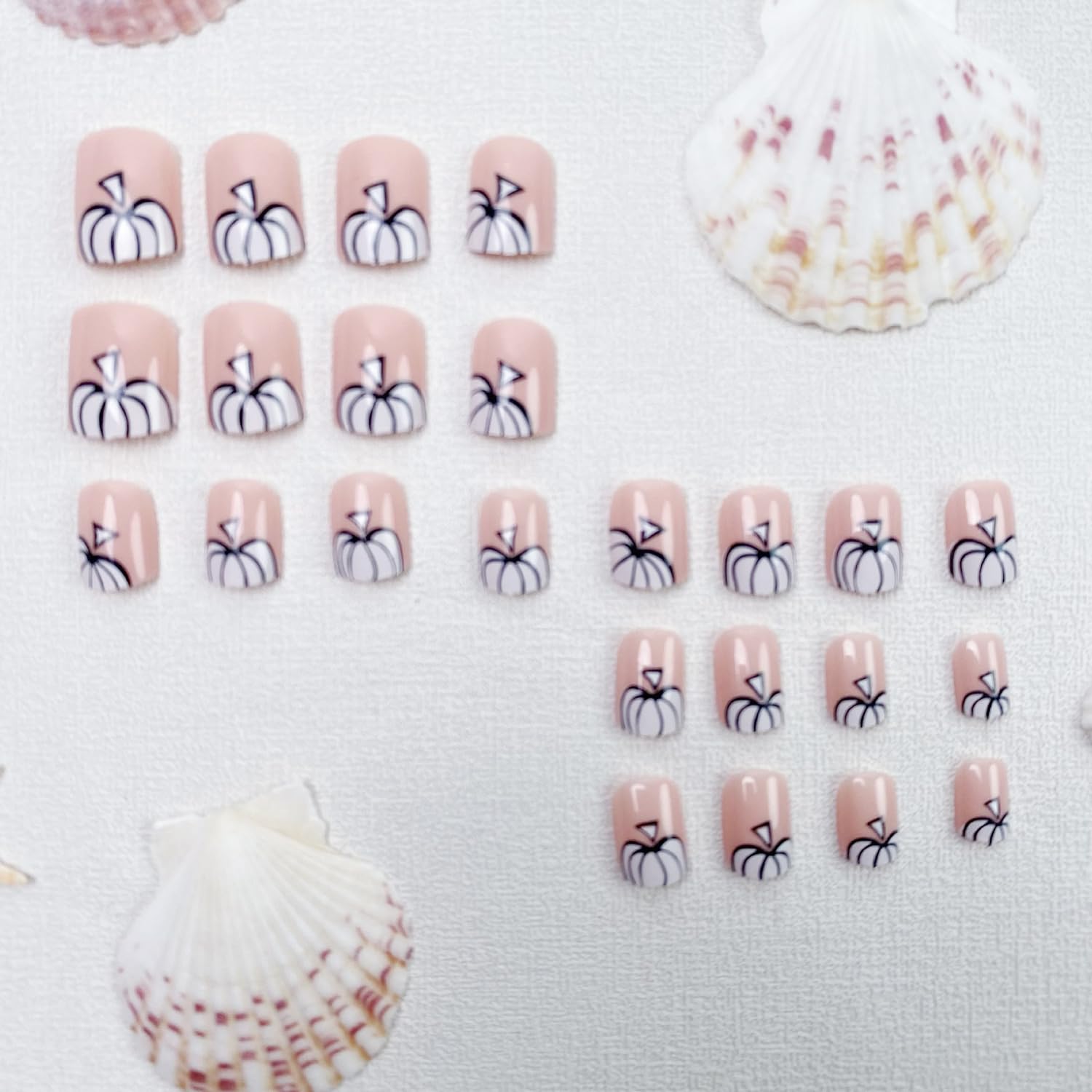 Uñas cortas a presión de Halloween, uñas postizas cuadradas acrílicas color rosa nude, uñas postizas de cobertura completa con diseños de calabaza,