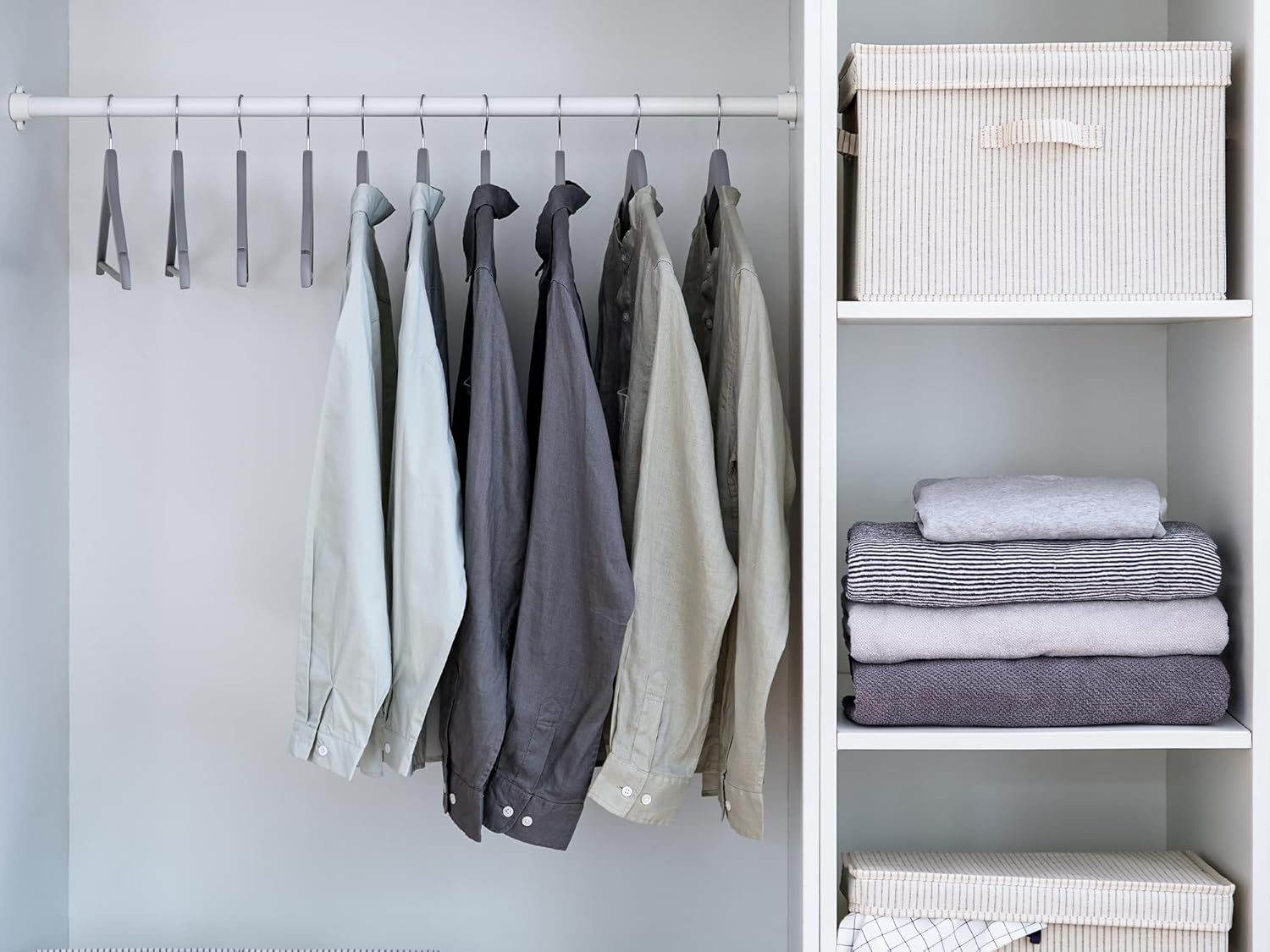StorageWorks Percha de madera para abrigos, perchas de madera para ropa, paquete de 30 unidades, color gris, perchas de madera natural para abrigos,