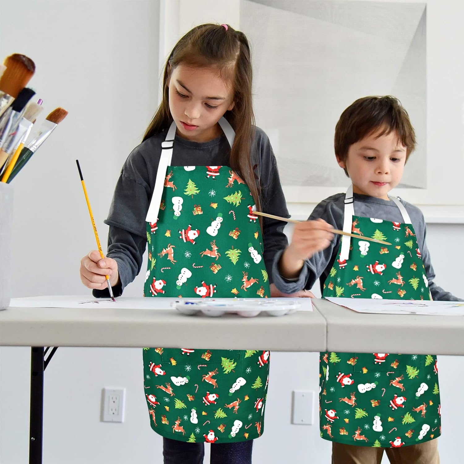 ASPMIZ Delantal de cocina de Papá Noel verde con correa ajustable para el cuello, delantal impermeable de muñeco de nieve de invierno para niños