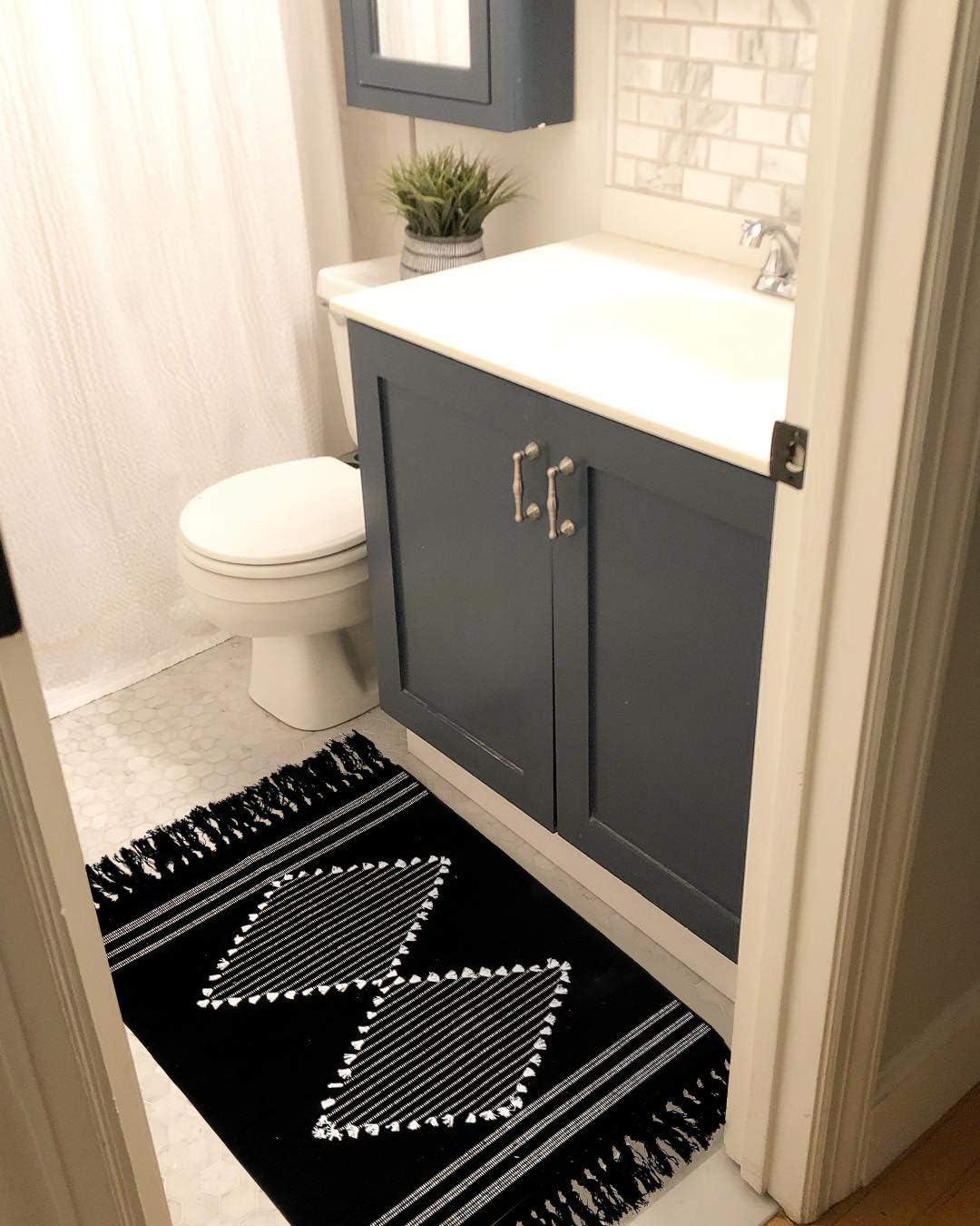 Alfombra de baño bohemia de algodón pequeña, 2 x 3 pies, color negro, geométrica, con borlas, tejida con diamante, suave, lavable a máquina, para