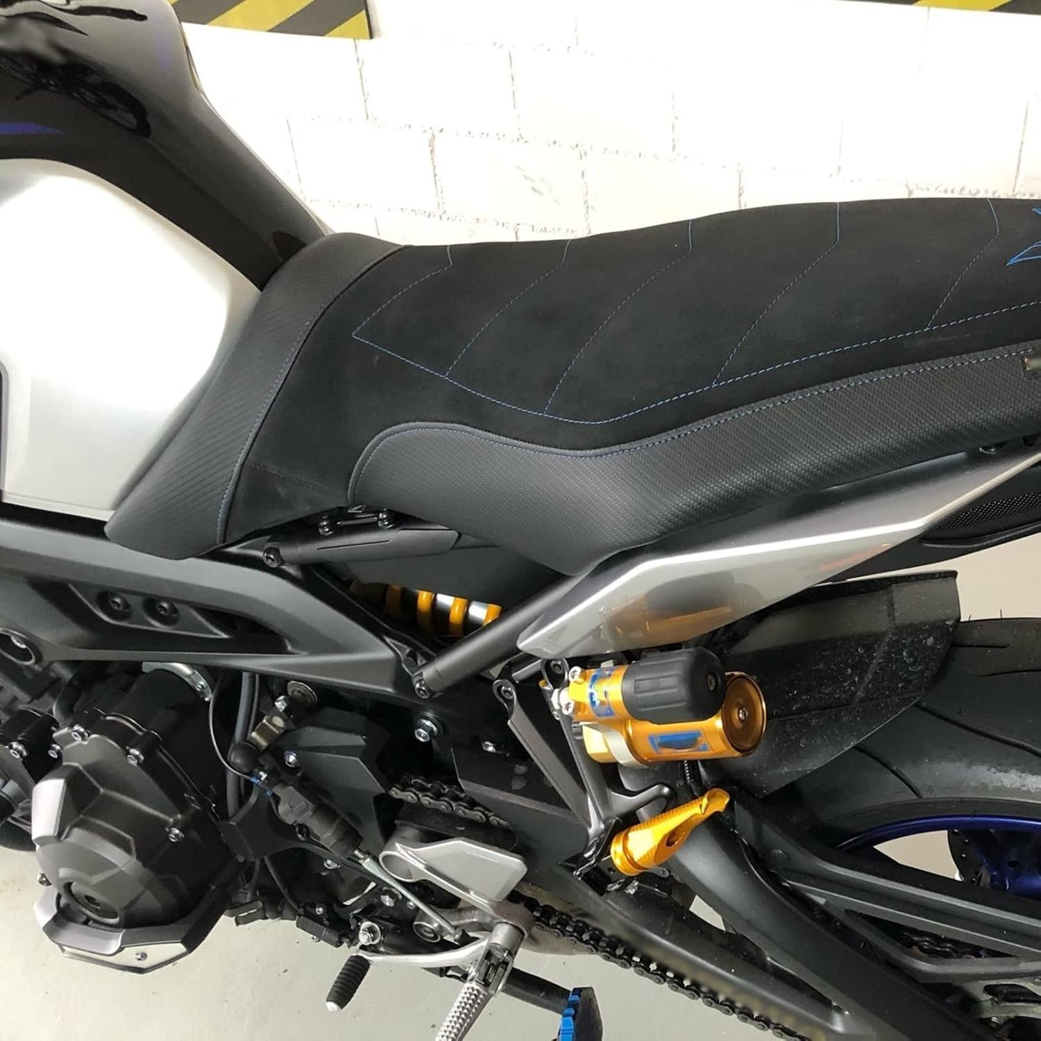 Estriberas traseras Pedal Pasapiés Pasajero para Yamaha R3 R25 R15 T-MAX 530 TMAX 530 T-MAX 500 TMAX500 XJ6 MT07 MT09 MT10 MT 07 MT 09 MT 10 (Color