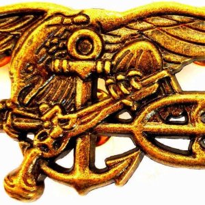 Insignia de Trident de tamaño reglamentario – BUD – Acabado antiguo tamaño 2 34 pulgadas, Zinc, cinabrio Insignia de Trident de tamaño reglamentario – BUD – Acabado antiguo tamaño 2 34 pulgadas, Zinc, cinabrio
