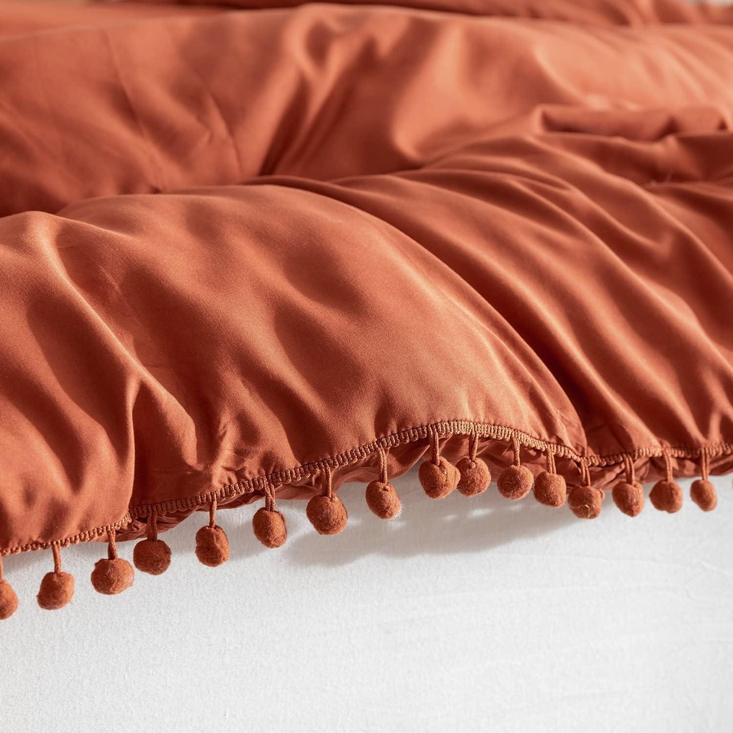 YIRDDEO Juego de edredón de terracota tamaño California King de 3 piezas, ropa de cama bohemia con pompones, color naranja quemado, juego de ropa de
