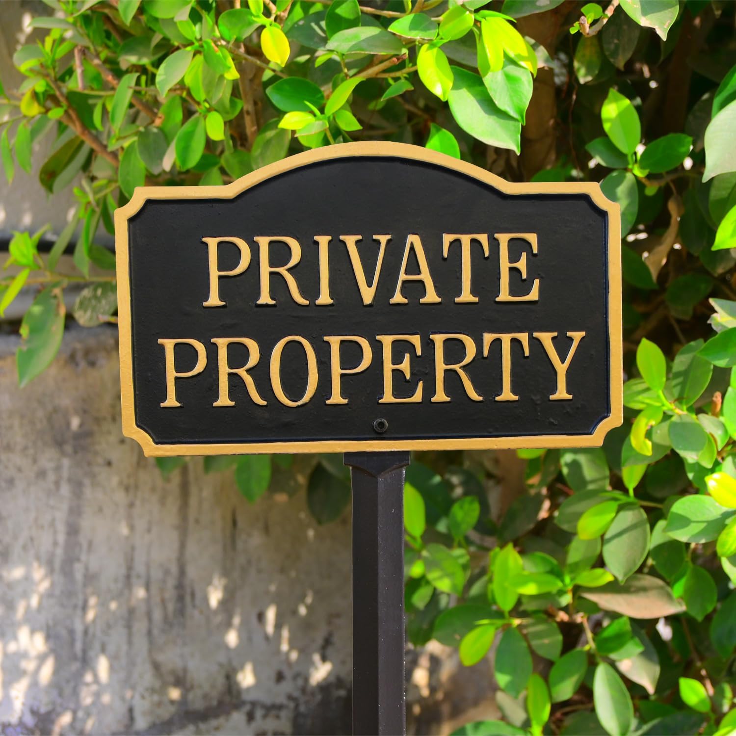 SmartSign Placa de declaración GardenBoss de 5.75 x 9.5 pulgadas con estaca de césped de 21 pulgadas, aluminio inoxidable de 375 mil, negro y