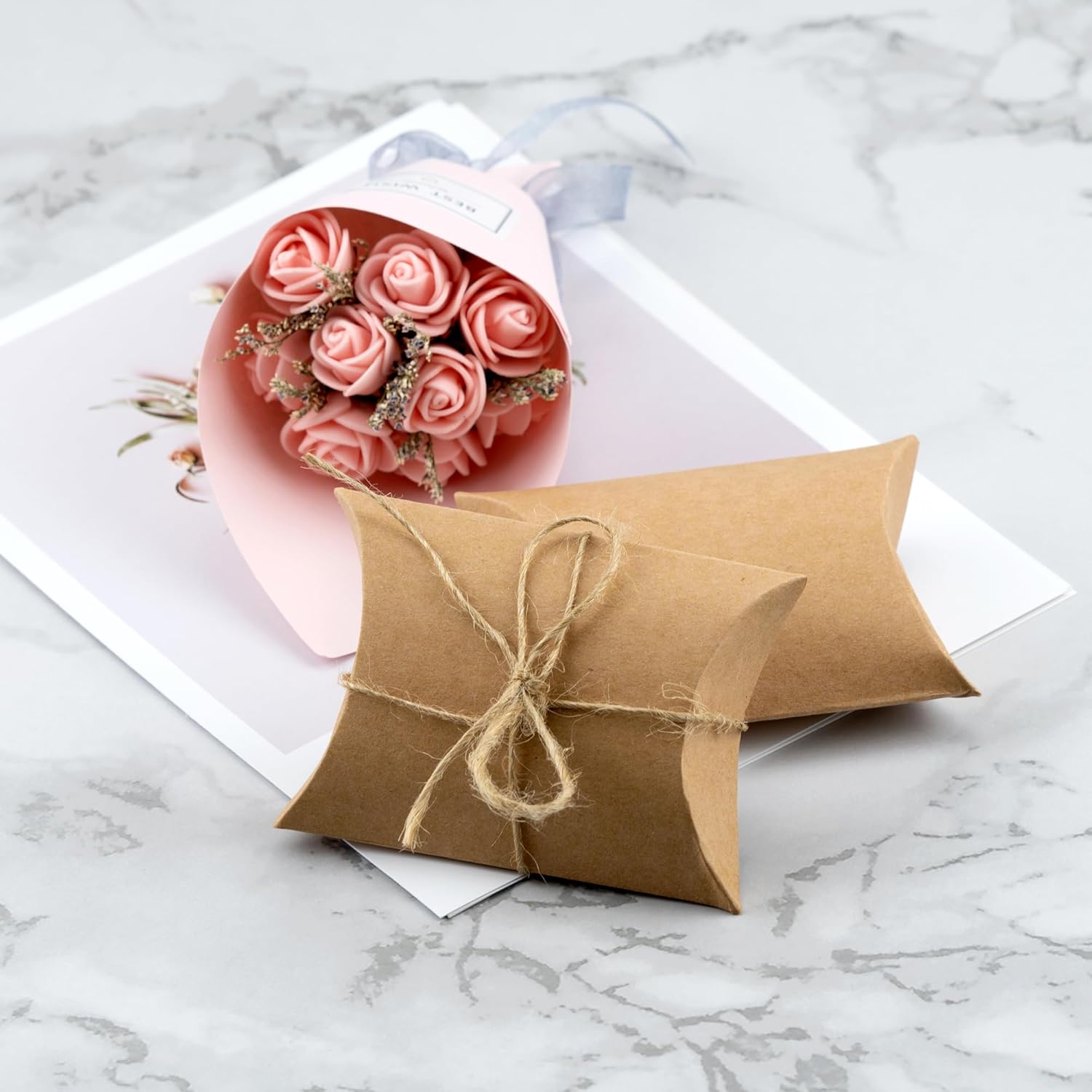 IFAMIO 50 cajas de regalo de almohada de papel kraft con cuerda de yute, pequeñas cajas de dulces para regalo de joyas, embalaje de jabón, mini caja
