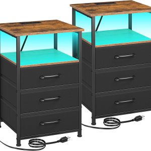 LOAKEKEL Juego de 2 mesitas de noche, mesita de noche con estación de carga, mesa auxiliar de mesa ancha, mesitas de noche con 3 cajones de tela y LOAKEKEL Juego de 2 mesitas de noche, mesita de noche con estación de carga, mesa auxiliar de mesa ancha, mesitas de noche con 3 cajones de tela y