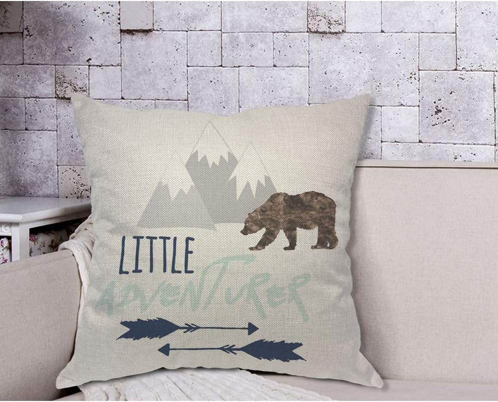 AOYEGO Little Adventurer – Funda de almohada decorativa de viaje con diseño de oso y flecha de montaña, animales salvajes, naturaleza, bosque, 18 x