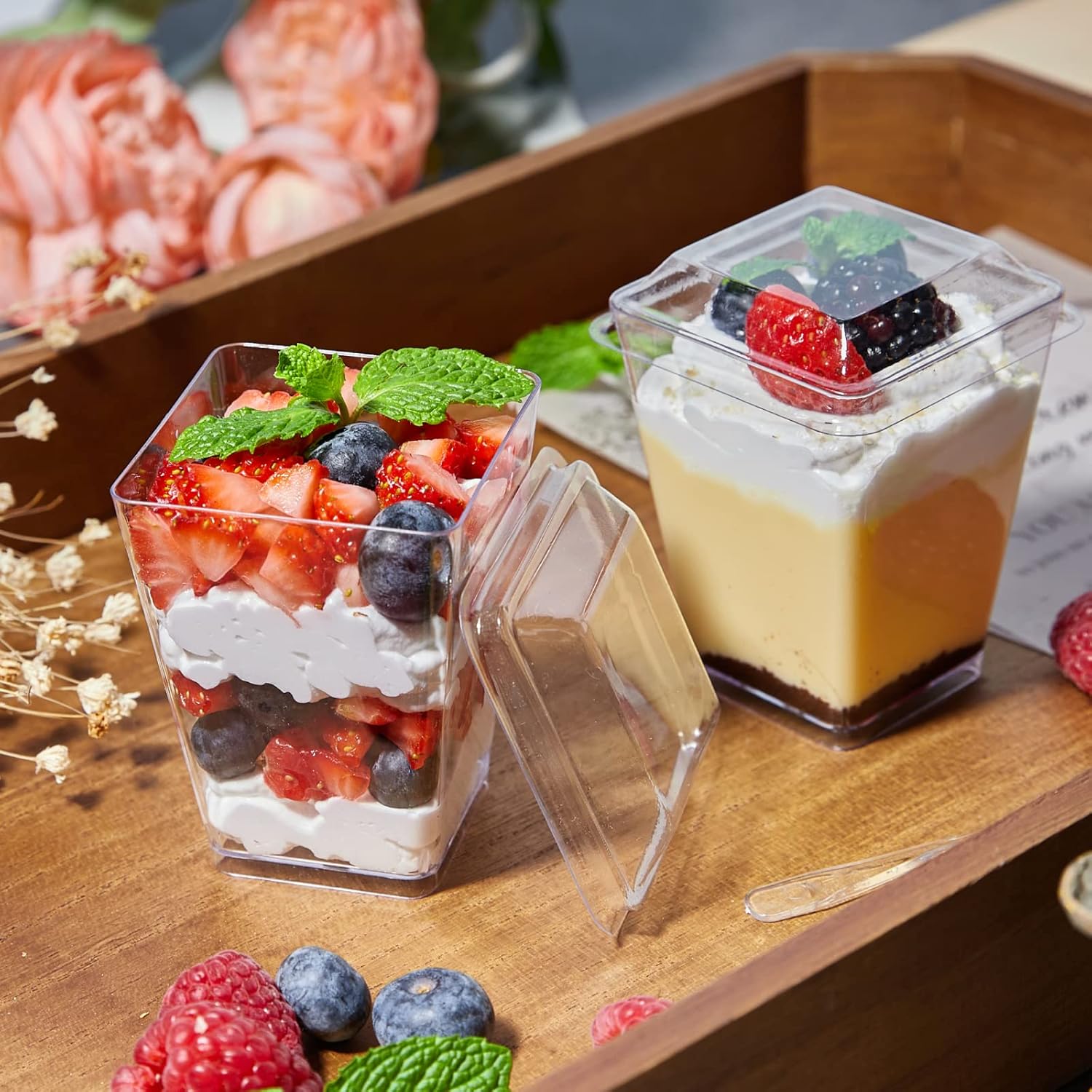 Paquete de 100 vasos cuadrados de plástico transparente de 5 onzas con tapas y cucharas, mini vasos para servir para fiesta de degustación, postres,
