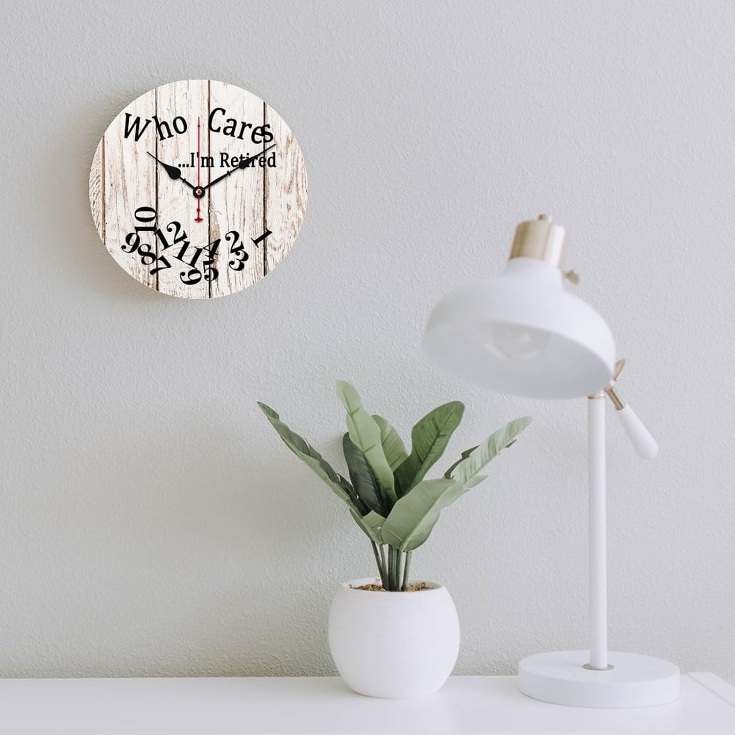 Excmoky Who Cares I’m Retired – Reloj de pared de madera rústica, reloj de pared moderno sin números, diseño moderno, reloj digital sin tictac para