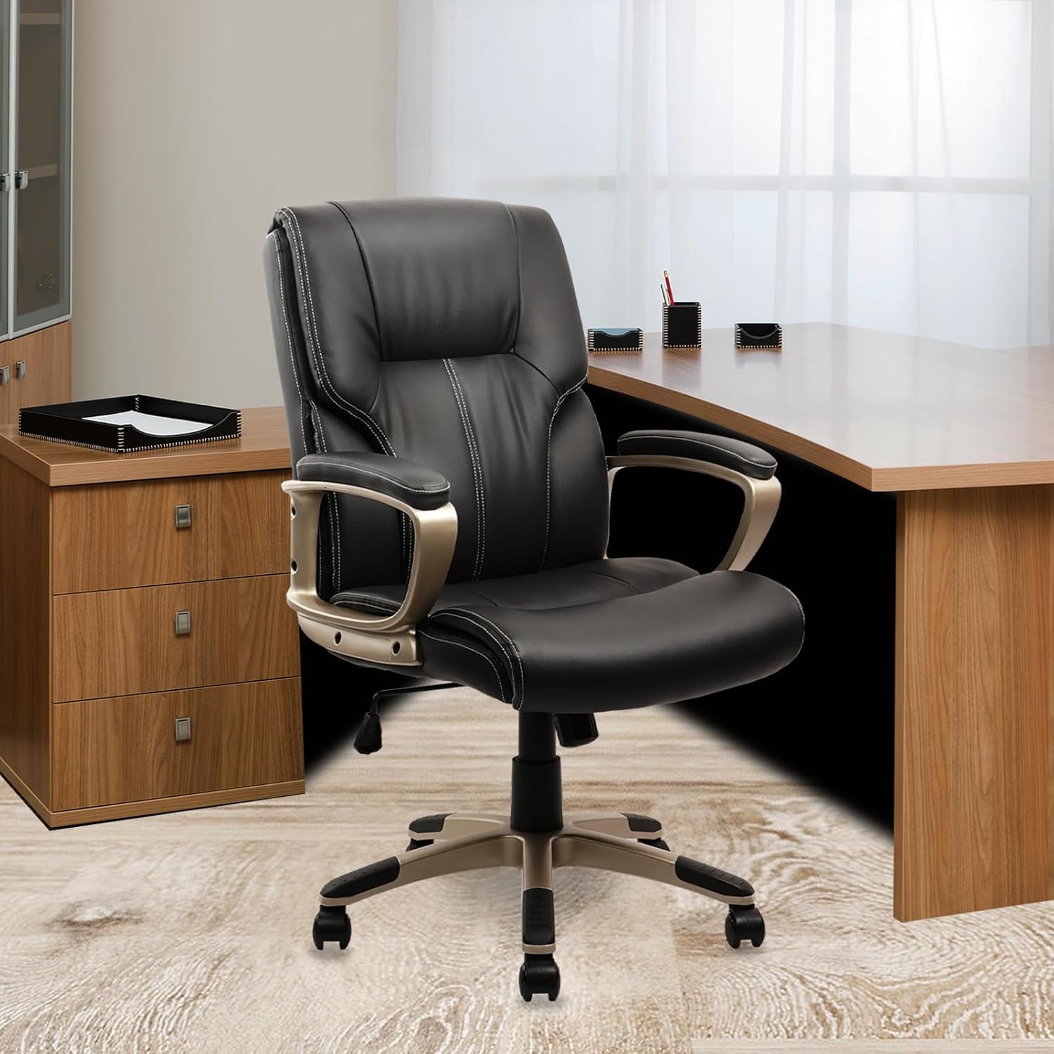 CLATINA Silla de escritorio ergonómica de oficina negra y dorada con soporte lumbar, sillas ejecutivas de cuero con respaldo alto con ruedas y