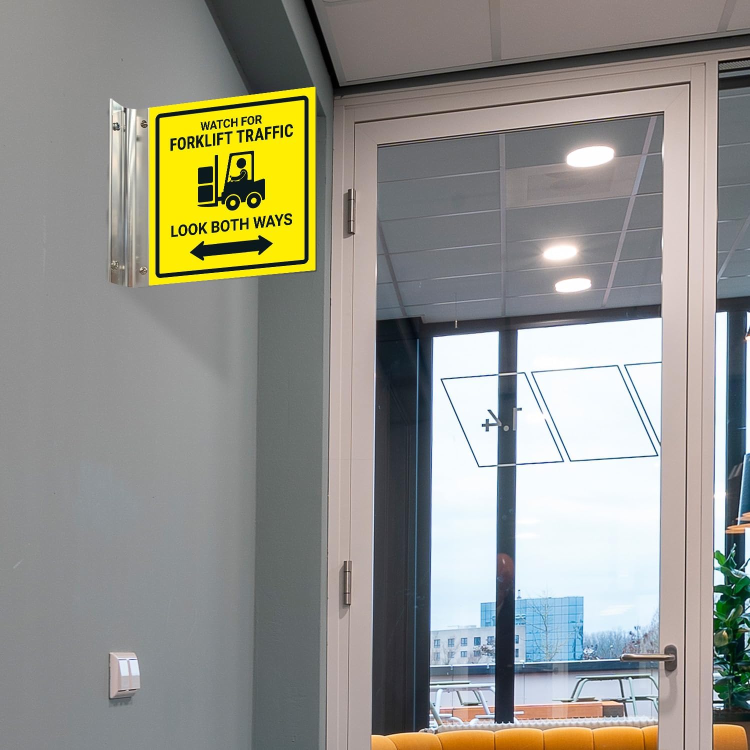 Watch For Forklift Traffic Look Both Ways Projecting Sign, doble cara, 6×6 pulgadas, ACM, con accesorio de níquel cepillado, fabricado en EE. UU