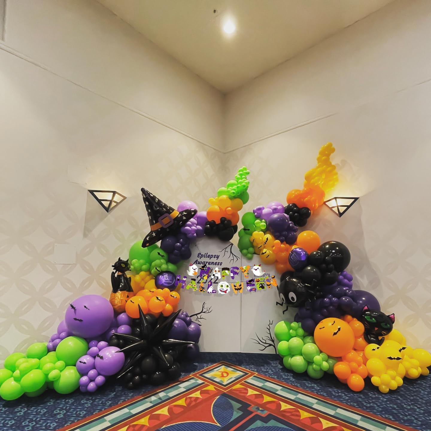 Arco de globos de Halloween, 128 piezas, kit de decoración de fiesta de Halloween con pancarta de Halloween, globos de papel de aluminio fantasma,