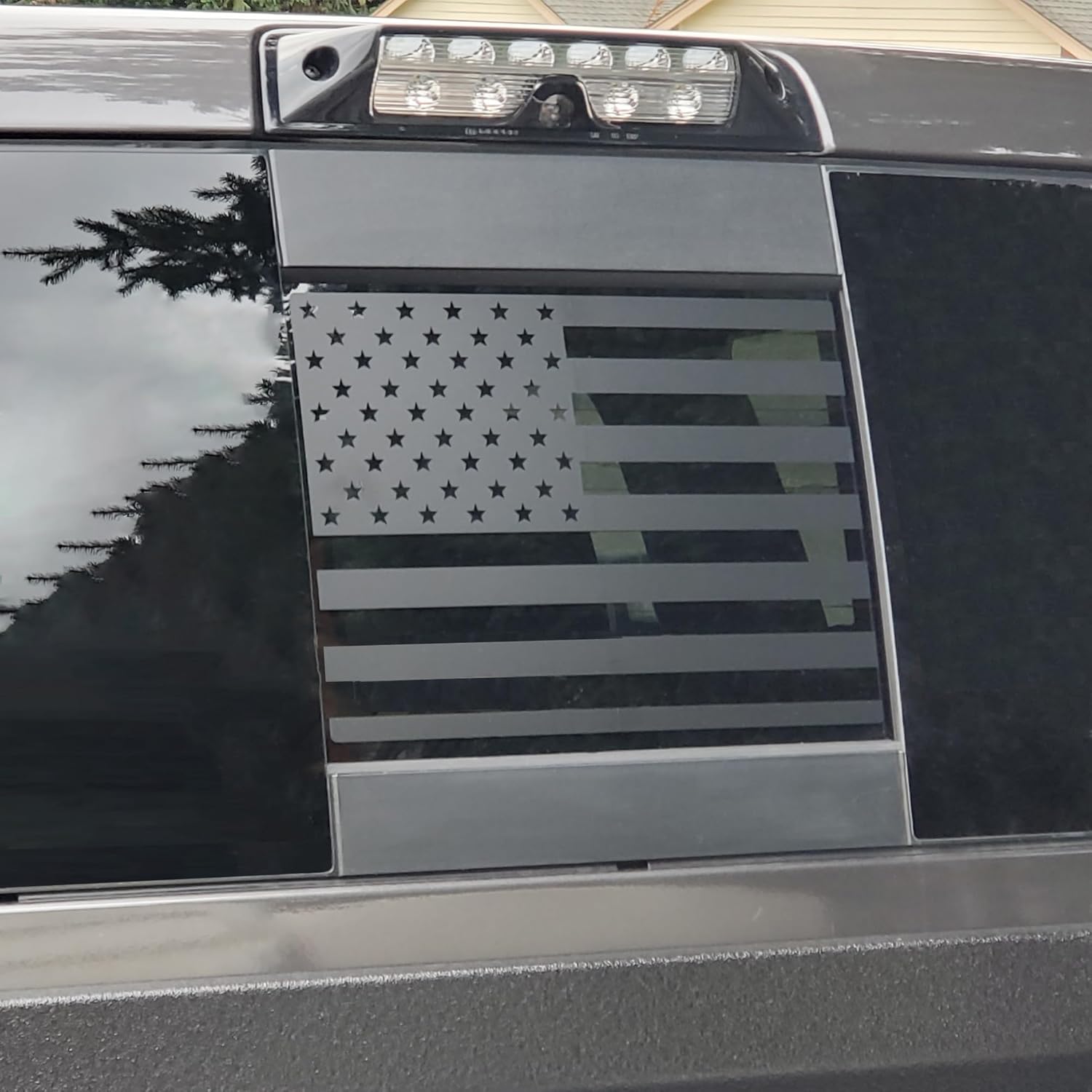 Calcomanía de vinilo para ventana trasera trasera central compatible con Nissan Titan 2013-2022 con la bandera estadounidense negra mate (equipada