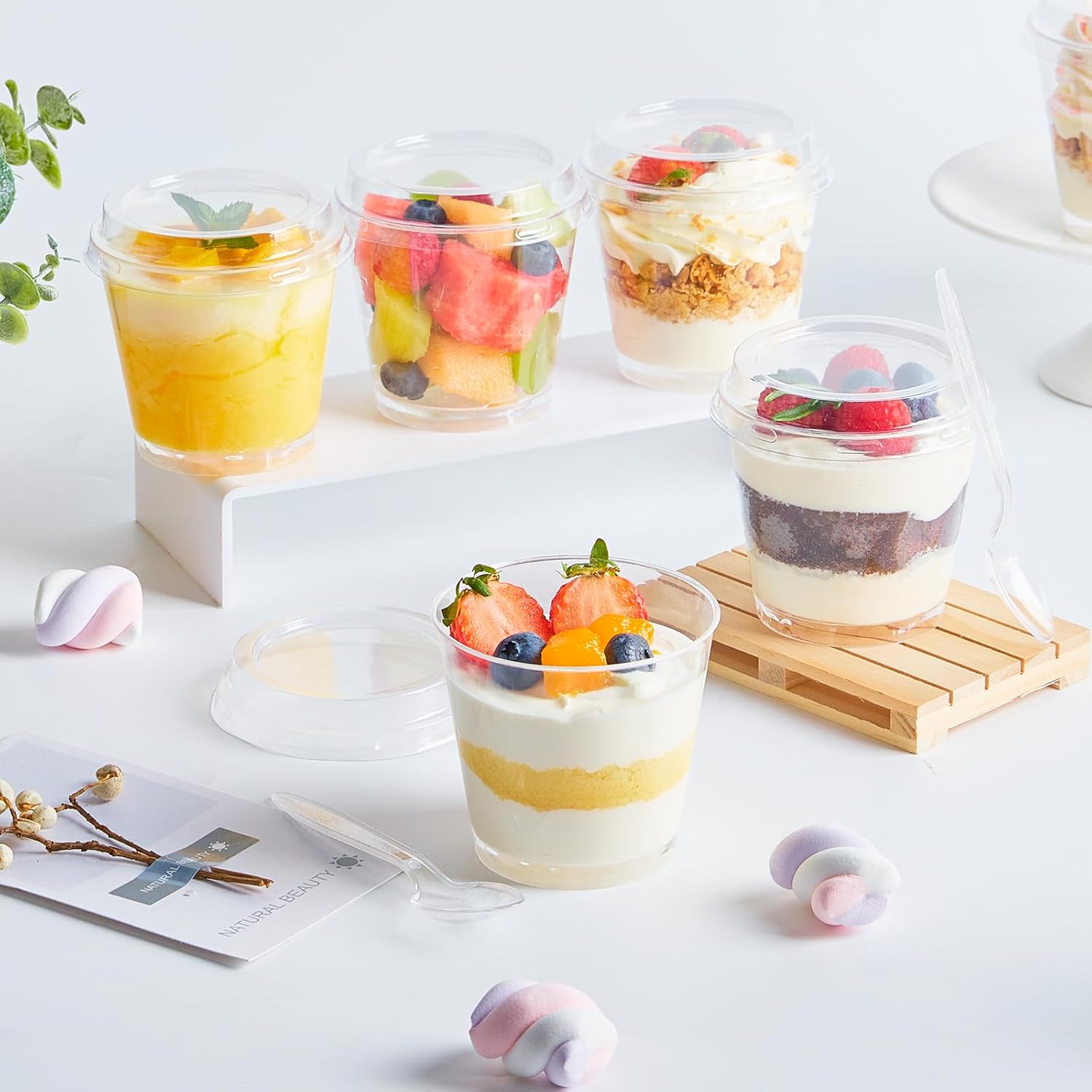 Qeirudu Paquete de 50 vasos de plástico de 6 onzas con tapas para postres, mini tazas de postre con cucharas, tazas redondas para servir yogur,