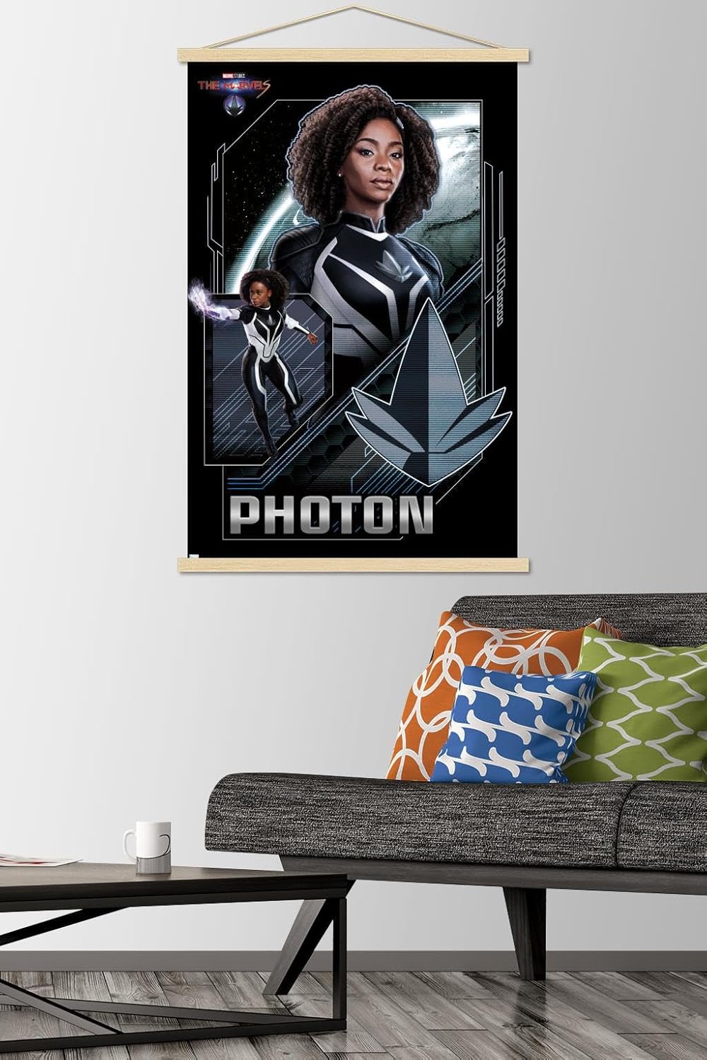 Trends International Marvel The Marvels – Póster de pared con fotones, 22.37 x 34.00 pulgadas, paquete de impresión prémium y colgador de madera de