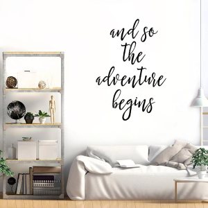 Calcomanías de pared con cita de arte y así que la aventura comienza en la pared, calcomanías de vinilo para sala de estar, dormitorio, hogar Calcomanías de pared con cita de arte y así que la aventura comienza en la pared, calcomanías de vinilo para sala de estar, dormitorio, hogar
