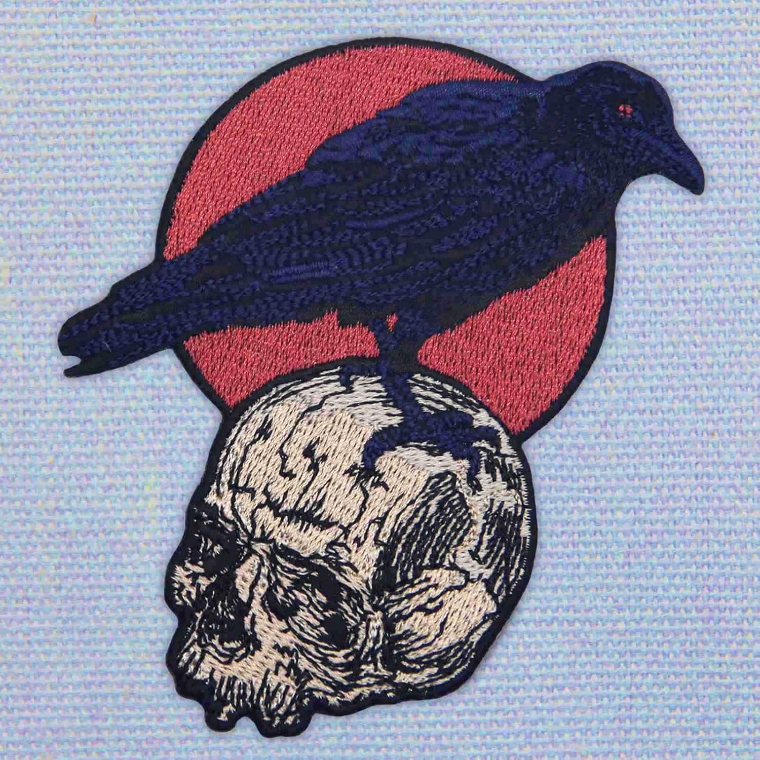 El cuervo en el cráneo parche bordado aplique insignia para planchar en el emblema