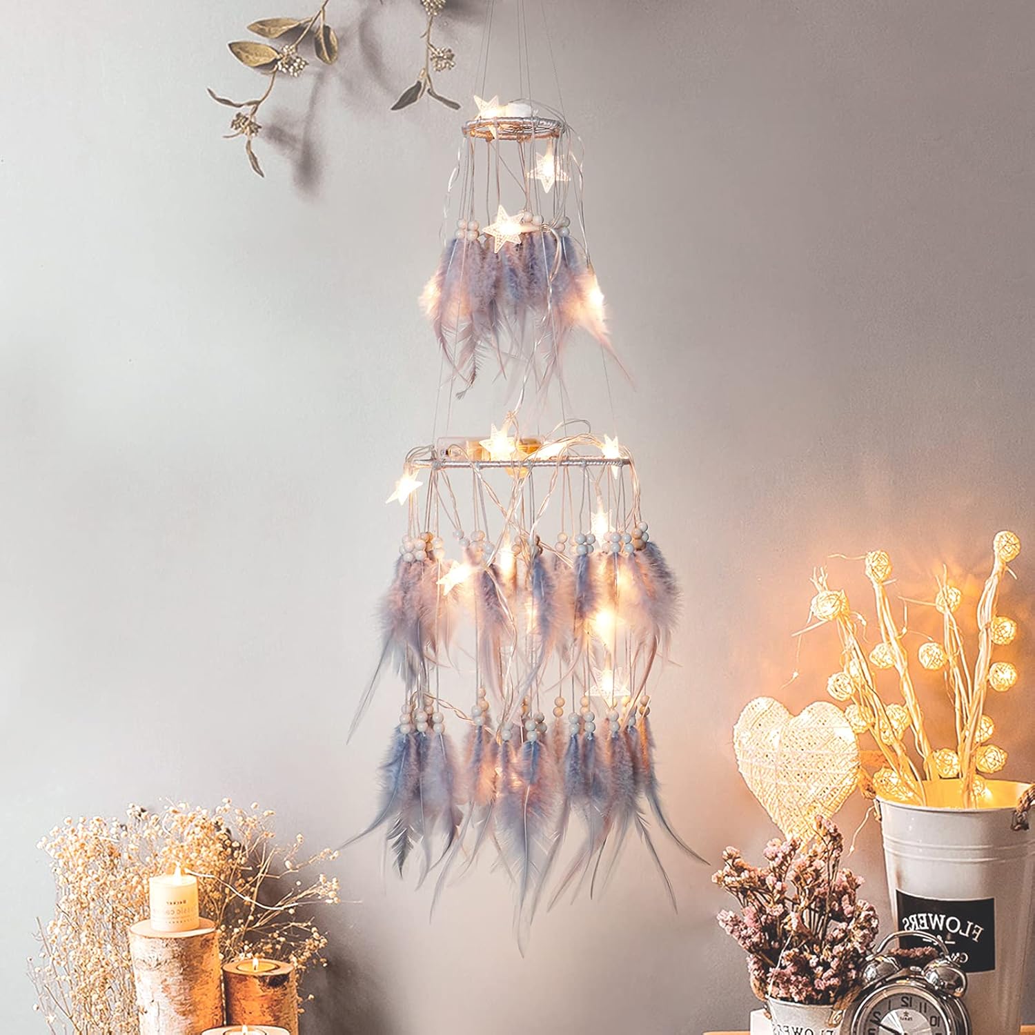 Dremisland Atrapasueños de plumas blancas de doble círculo con luces LED móviles, adornos para colgar en la pared, decoración de techo para