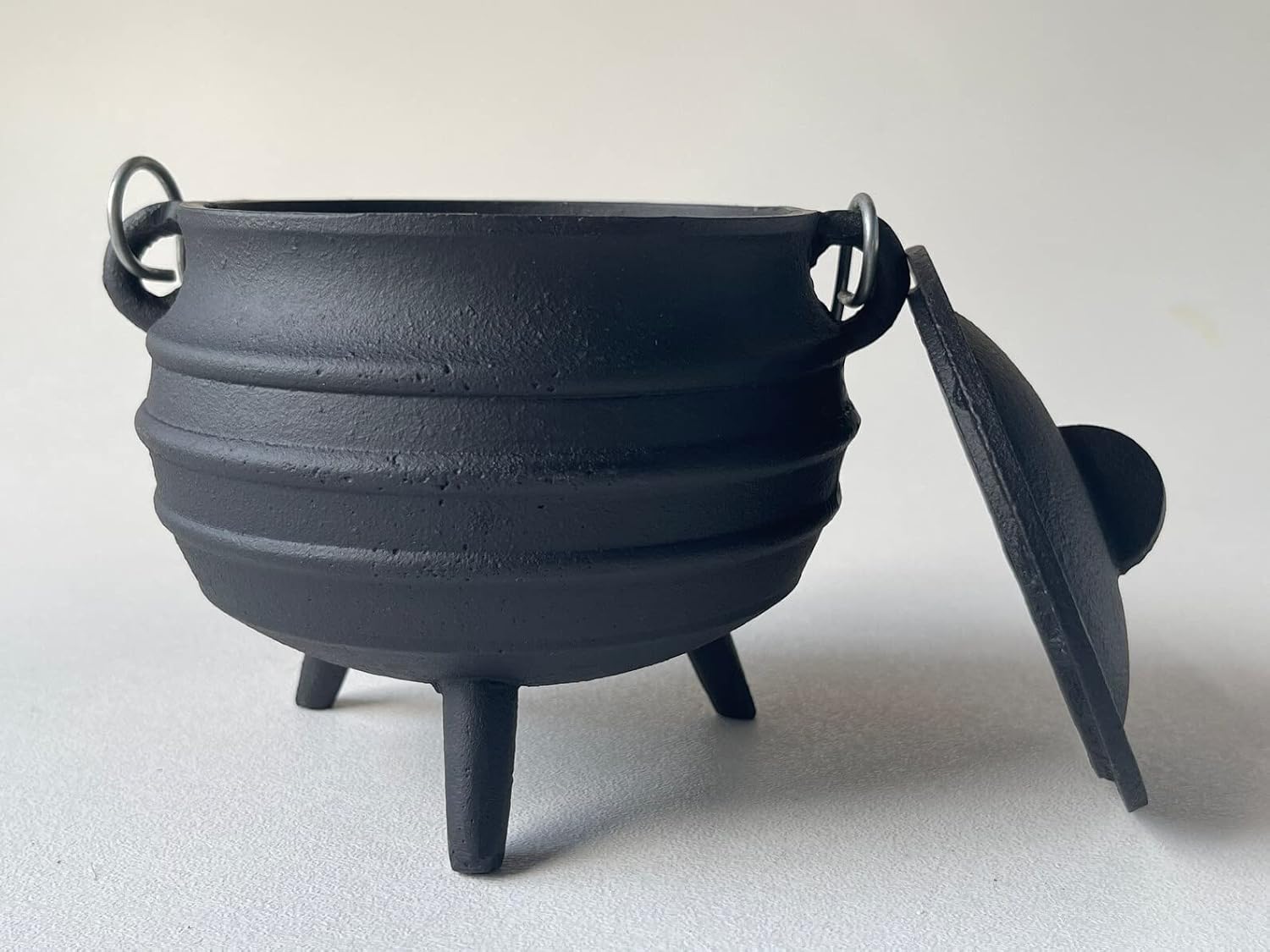 Caldero acanalado de hierro fundido con tapa y asa, estilo acanalado de 5.25 pulgadas de diámetro, perfecto para manchas, quemar incienso, ritual,