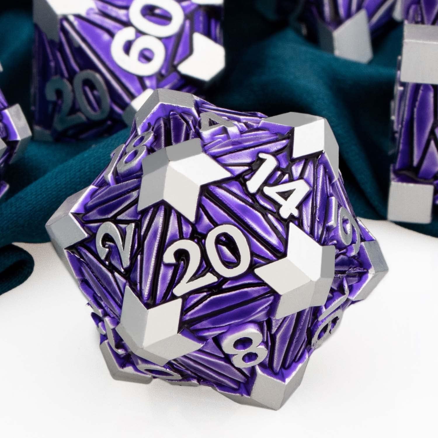 ARUOHHA DND – Juego de dados de metal con fragmentos de cristal, dados D&D con caja de regalo, 7 dados poliédricos plateados y morados, juego de rol