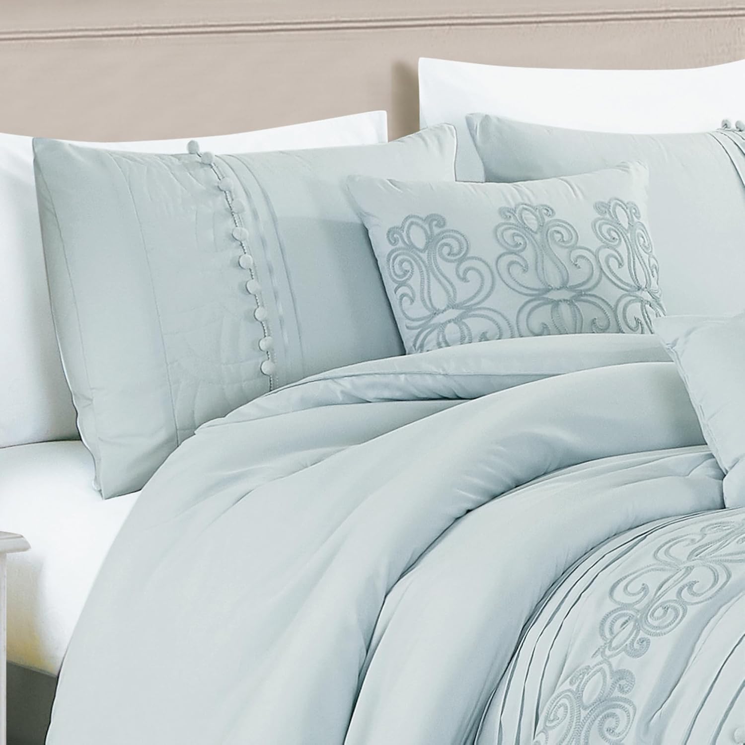 Chezmoi Collection Grace – Juego de edredón de 7 piezas, diseño floral bordado floral azul pálido con pompones, a rayas, tamaño King