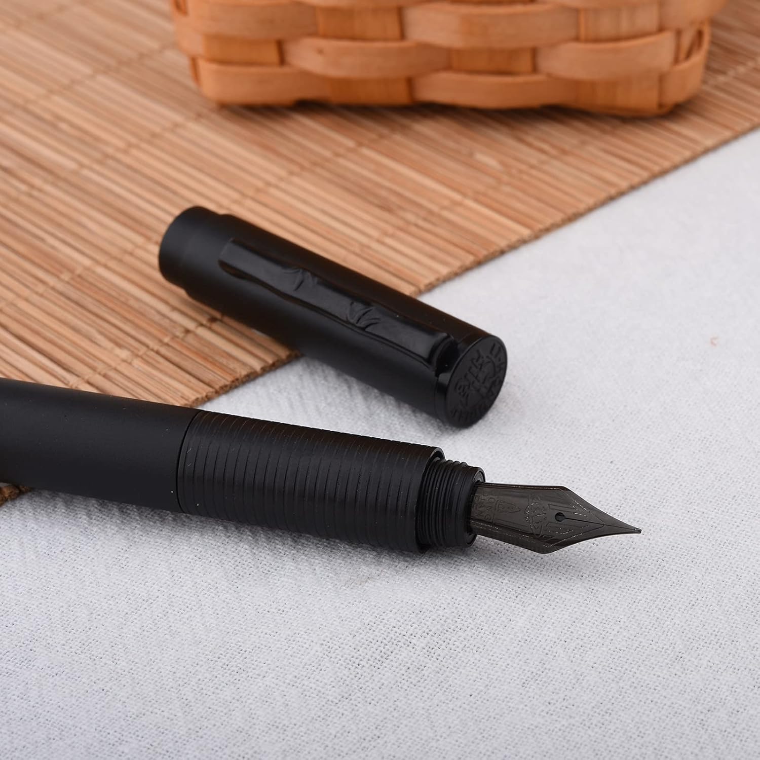 Hongdian H3 – Pluma estilográfica de aluminio negro con punta extrafina, tapa de rosca con clip de bambú