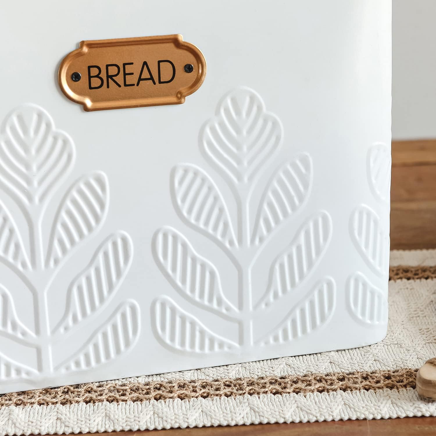 NIKKY HOME Caja de pan blanca extragrande que ahorra espacio con tapa de madera, capacidad para 2 panes, contenedor vertical para almacenamiento de