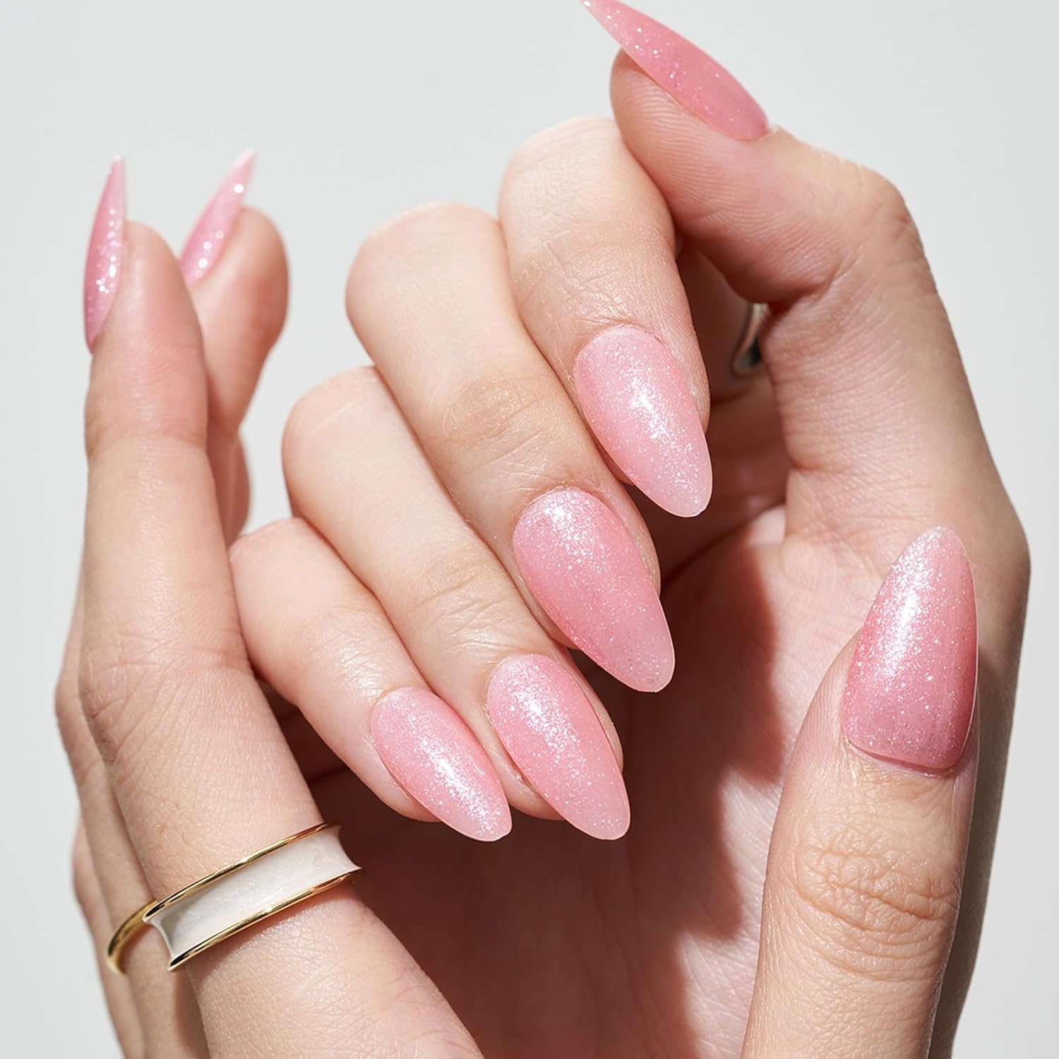 GLAMERMAID Uñas postizas a presión de almendra medianas, hechas a mano con purpurina plateada con esmalte de uñas rosa claro, pegamento en las uñas,