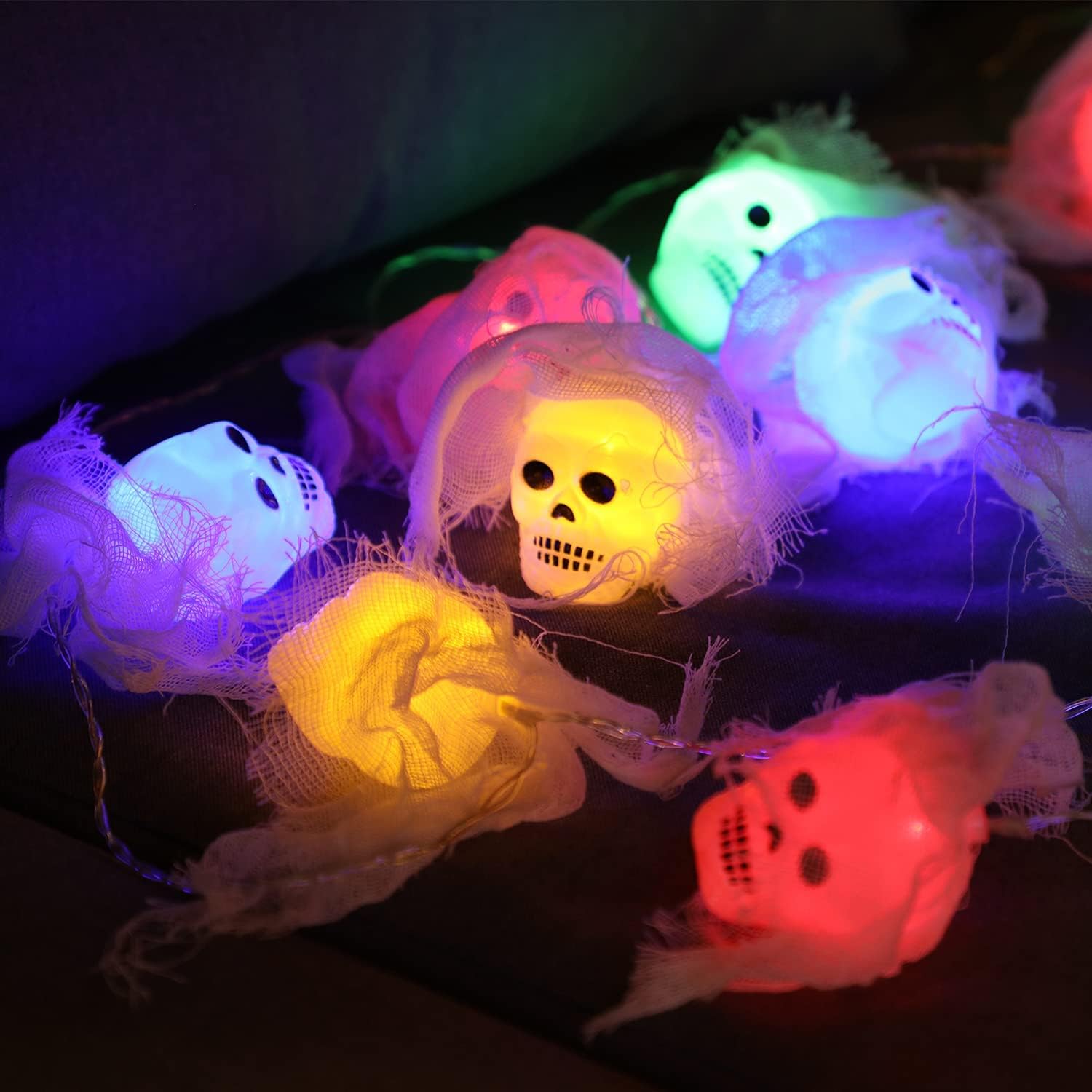TORCHSTAR Luces de calavera de Halloween, 10 luces LED de gasa blanca para interiores y exteriores, decoración de fiestas de vacaciones, funciona
