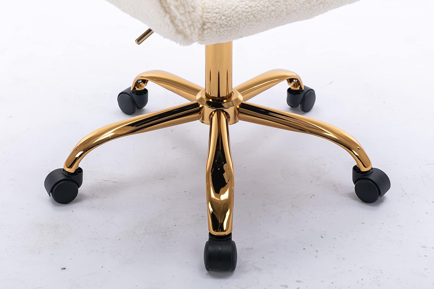 Silla de tocador de piel sintética para niñas, silla de escritorio peluda con ruedas, bonita silla de maquillaje esponjosa, cómoda silla de